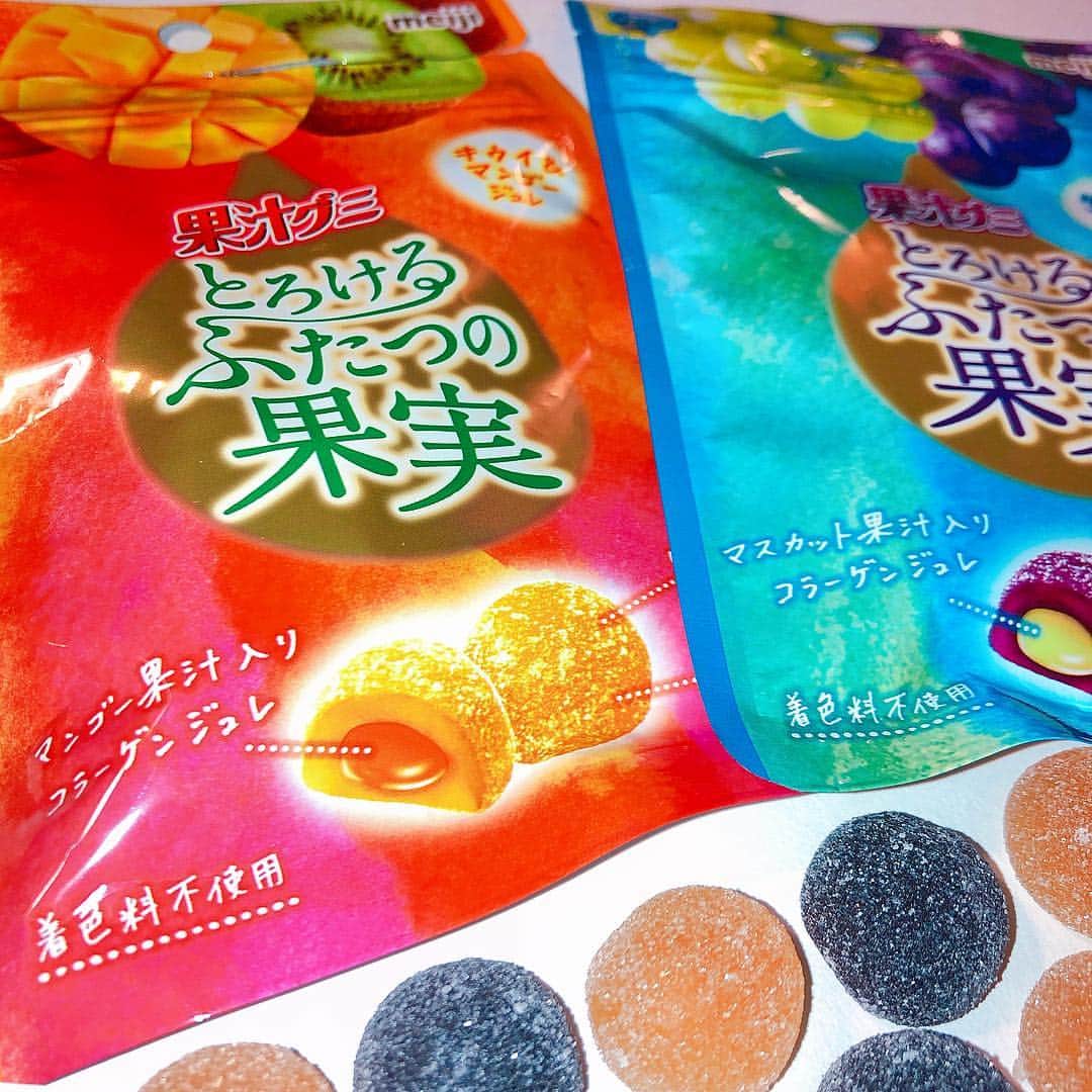 のインスタグラム：「果汁グミ とろけるふたつの果実より新作が2種類登場！﻿ ﻿ 青色が基調とされたみずみずしいパッケージはグレープ&マスカットジュレ味🍇✨﻿ ﻿ 橙色が基調とされたあたたかみのあるパッケージはキウイ&マンゴージュレ味🥝🥭﻿ ﻿ どちらがお好みでしょうか？是非食べ比べてみて下さい♪﻿ ﻿﻿ 〰〰〰〰〰〰〰〰〰〰〰〰 ﻿﻿﻿ #日本グミ協会 #グミ #グミパ﻿﻿﻿ #93 #gumi #gummy #gummycandy﻿﻿﻿ #グミニケーション﻿﻿﻿ #レッツグミニケーション﻿﻿﻿ ﻿﻿﻿ #明治﻿ #果汁グミ #とろけるふたつの果実﻿ #グレープ #マスカット #🍇﻿ #キウイ #マンゴー #🥝 #🥭﻿ #コンビニ  #新作グミ﻿﻿﻿﻿﻿﻿﻿ #ジュレ  #コラーゲン #ビタミンC﻿﻿ 〰〰〰〰〰〰〰〰〰〰〰〰」