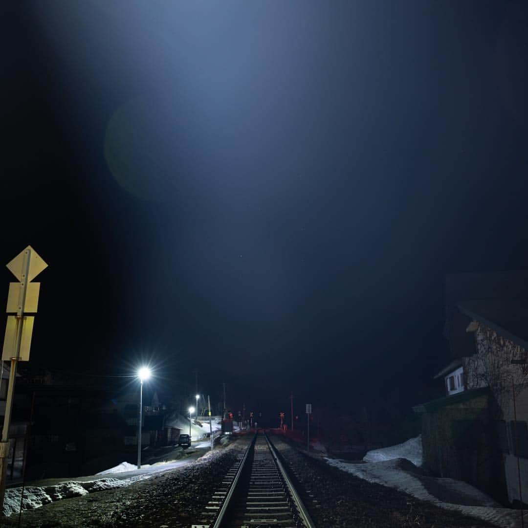 山人さんのインスタグラム写真 - (山人Instagram)「西和賀の夜。最終電車後の静寂。 At dusk in Nishiwaga. After final train.  #静かな夜 #宵の月 #dusk #西和賀町 #夜更け #最終電車 #行くぜ東北 #jr東日本 #北上線 #local #ローカル線の旅 #ローカル線ぶらり旅 #ローカル線が好き #線路沿い #岩手 #東北旅行 #東北 #iwate #日本 #山人 #yamado #夜ふかし #夜さんぽ #夜中のドライブ #休日の過ごし方」4月10日 11時39分 - yamado.official