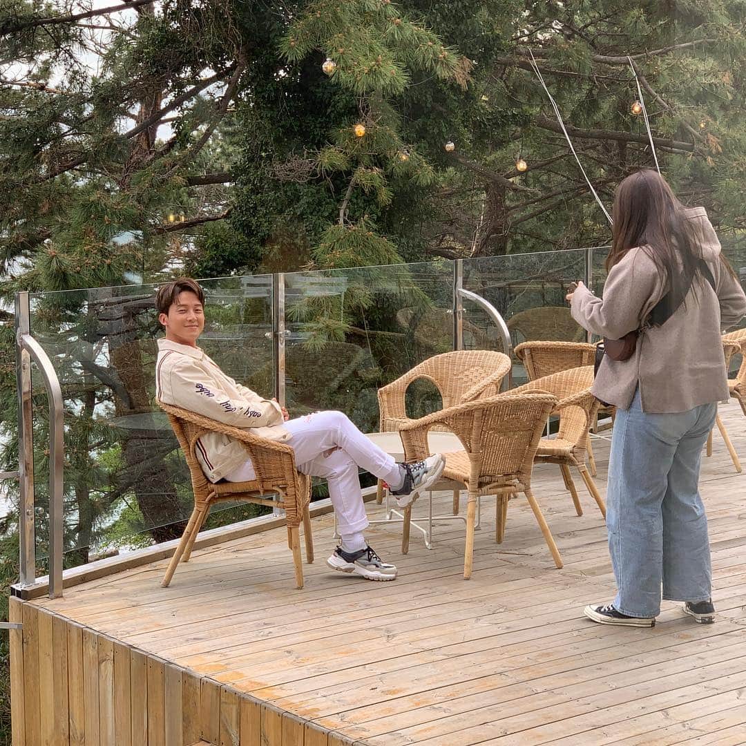 キム・ミンギュのインスタグラム：「멋있는척하는 경환이형 #아저런게설정샷이구나...」