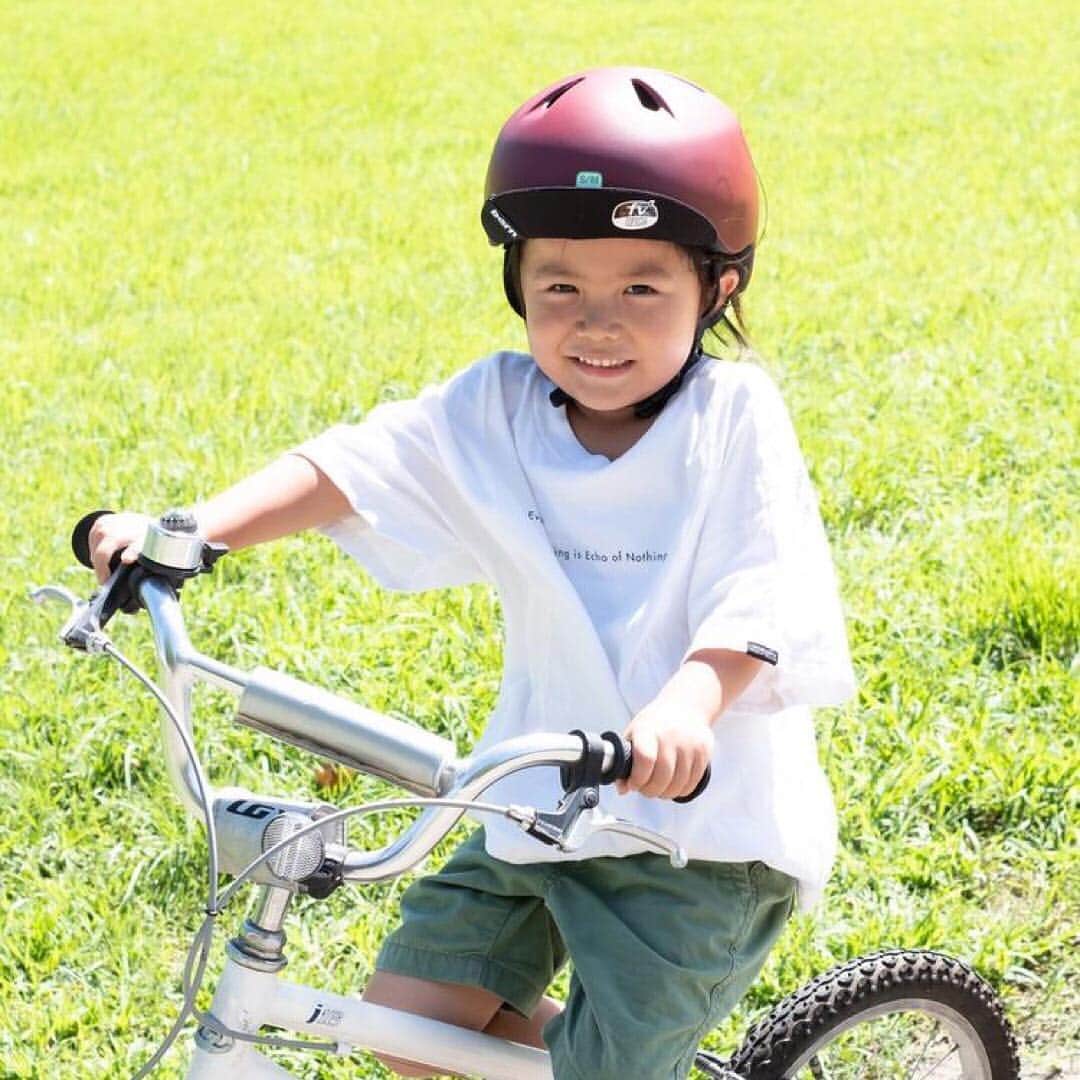smarbyさんのインスタグラム写真 - (smarbyInstagram)「. 自転車の送迎、お出かけは、オシャレなベビー・キッズ用ヘルメットで安全快適に！  ヘルメットブランド「bern」のベビー・キッズ用ヘルメットをご紹介します。  bern独自のテクノロジーZIP HOLDなどを搭載し、高い耐衝撃性と軽量さを兼ね備えたキッズヘルメット。 ベルクロストラップでお子さんの頭のサイズ調整ができたり、汗をかきやすい頭部分のインナーが取り外せてお洗濯できたりと、細かい部分にまでこだわった安全快適なキッズヘルメットです。 ベビーサイズには、ゴムを用いた伸縮可能素材を使用することで小さな頭にフィットし、しっかりガードしてくれます。  2-6歳向け ボーイズモデル「NINO（ニーノ）」 ガールズモデル「NINA（ニーナ）」 ¥10,260(税込)  1-2歳向け ベビーモデル「TIGRE（ティグレ）」 ¥7,344(税込)  を展開。豊富なデザインも魅力です！ お子さんのヘルメットをお探しのパパママはぜひチェックしてみてくださいね。  #bern#バーン#バーンヘルメット#キッズヘルメット#ベビーヘルメット#子供乗せ自転車#子連れでお出かけ#自転車送迎#smarby#スマービー#子供服通販」4月10日 11時57分 - smarby_official