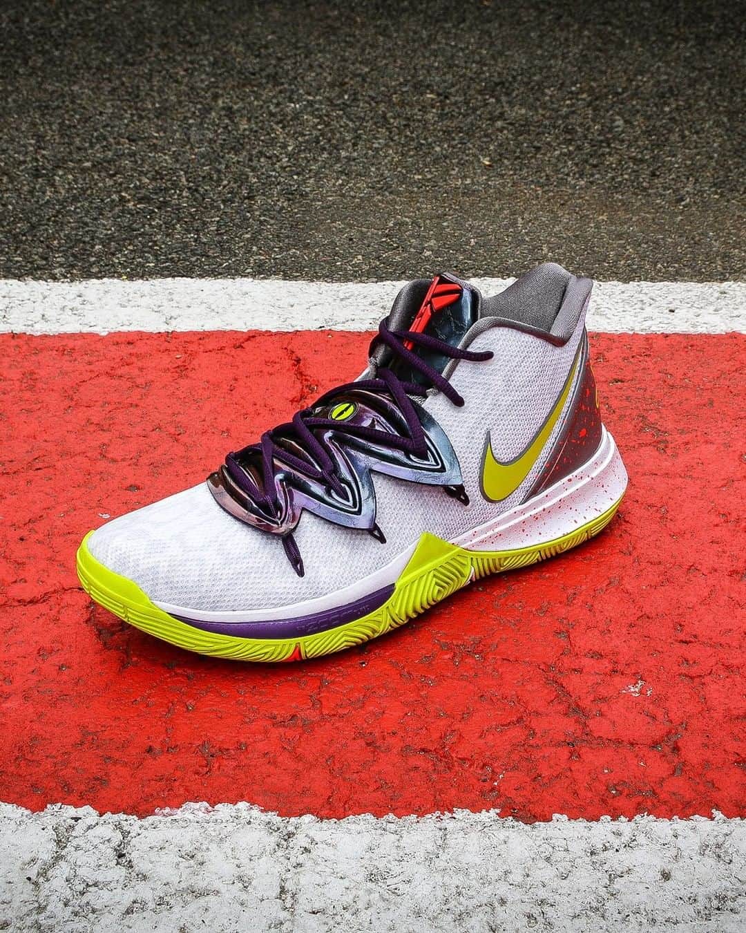 Foot Lockerさんのインスタグラム写真 - (Foot LockerInstagram)「Kyrie pays homage to Kobe for #MambaDay #Nike Kyrie 5 "Mamba Mentality" Launching 4/13, In-Store and Online」4月10日 11時49分 - footlocker