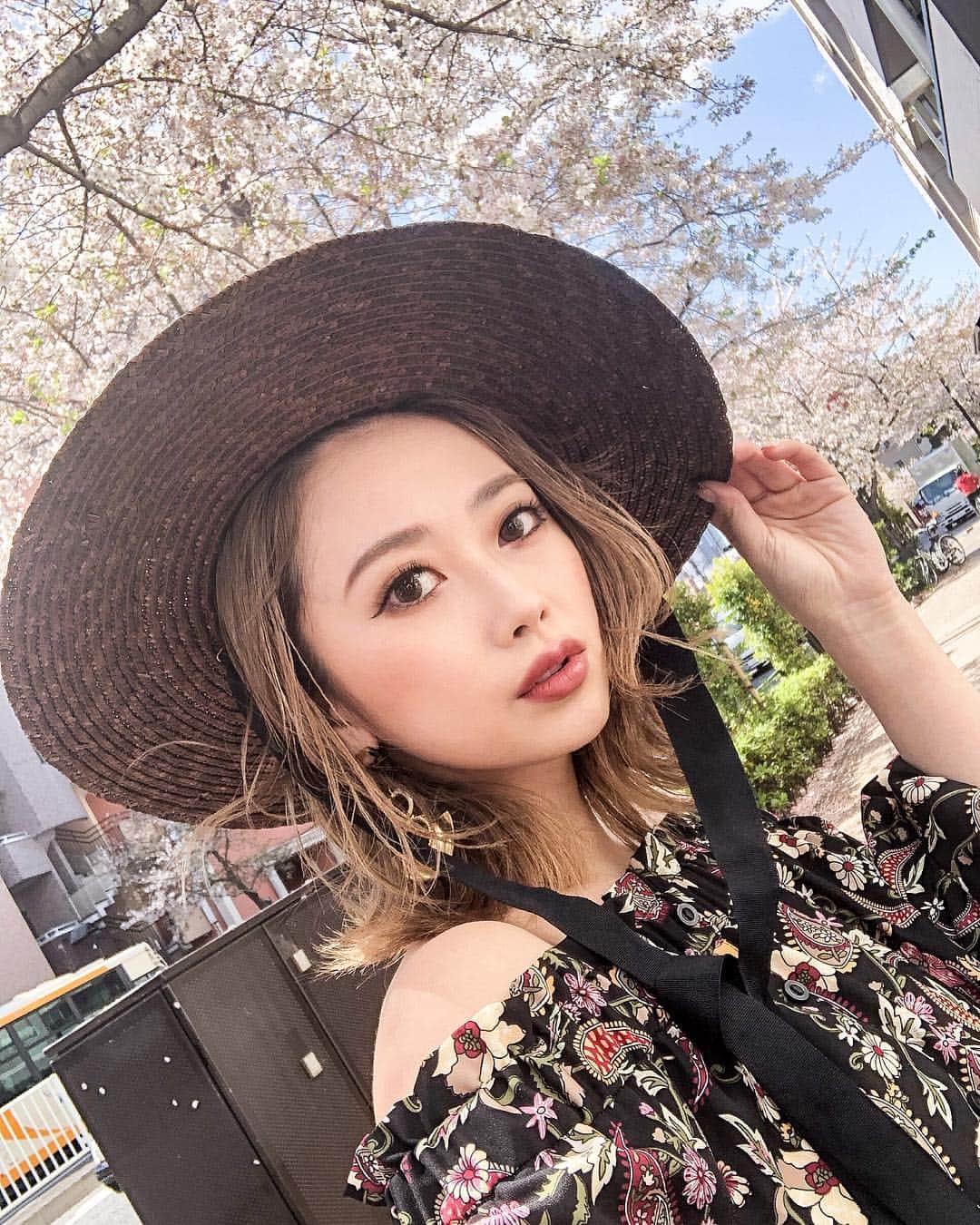 藤井萌さんのインスタグラム写真 - (藤井萌Instagram)「会社前にある桜が綺麗で毎日はっぴーです🌸 今日の雨で散ってしまうのかな😣☂️ ㅤㅤ 昨日は晴れてて、撮影日和でした📸 ㅤㅤㅤ 発売前のリボンハット👒 可愛いよね👒 いま欲しいものがたくさんあるの🥺 春は物欲が。。。😣 (ゆっても毎シーズン欲しいものだらけ。笑) ㅤㅤㅤ お買い物したら、最近の購入品なんかを 紹介させて下さいませ🥺 ㅤㅤㅤ #murua #murua_snap #fashion #ootd #outfit #ファッション #コーディネート #春 #春コーデ #桜」4月10日 11時55分 - fujii_moe