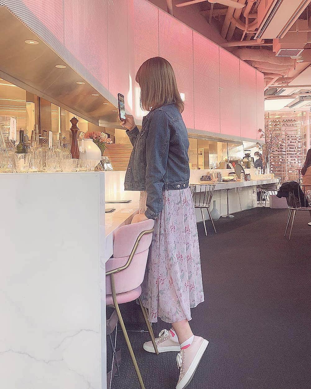 黛実希さんのインスタグラム写真 - (黛実希Instagram)「赤坂にある#smttokyo に初めて行ってきたよ🐰💗 店内#ピンク で可愛すぎ〜😍♡ ランチ食べたあとにここの前通っちゃったからお茶しかしてないけど、ランチメニュー見たら#韓国料理 だった🍴❤️💭 気になりすぎるから近々絶対にここでランチする😋❣️ ランチ美味しそうすぎたもん👍💕💕！！！ * お店広いし静かでゆっくり出来るし、ほんと良いとこ見つけた💗🍼 * * * #みきぐるめ#東京ランチ#グルメ好きな人と繋がりたい #グルメ女子#食べるの大好き#大食い女子 #점심밥#먹스타그램#맛스타그램#대식가#먹스타그램🐷#韓国好きな人と繋がりたい#インスタグラマー#インフルエンサー#フリーランサー#フリーモデル#좋아요반사#반사#팔로우#맞팔#선팔#소통#맞팔해요#소통해요#데일리룩#instafood#followmeto」4月10日 11時59分 - candymiiiki
