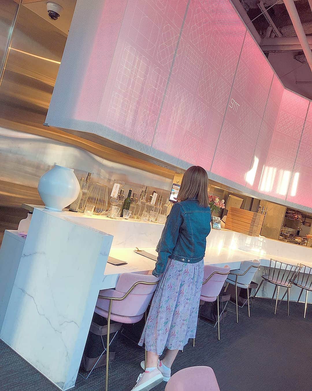 黛実希さんのインスタグラム写真 - (黛実希Instagram)「赤坂にある#smttokyo に初めて行ってきたよ🐰💗 店内#ピンク で可愛すぎ〜😍♡ ランチ食べたあとにここの前通っちゃったからお茶しかしてないけど、ランチメニュー見たら#韓国料理 だった🍴❤️💭 気になりすぎるから近々絶対にここでランチする😋❣️ ランチ美味しそうすぎたもん👍💕💕！！！ * お店広いし静かでゆっくり出来るし、ほんと良いとこ見つけた💗🍼 * * * #みきぐるめ#東京ランチ#グルメ好きな人と繋がりたい #グルメ女子#食べるの大好き#大食い女子 #점심밥#먹스타그램#맛스타그램#대식가#먹스타그램🐷#韓国好きな人と繋がりたい#インスタグラマー#インフルエンサー#フリーランサー#フリーモデル#좋아요반사#반사#팔로우#맞팔#선팔#소통#맞팔해요#소통해요#데일리룩#instafood#followmeto」4月10日 11時59分 - candymiiiki