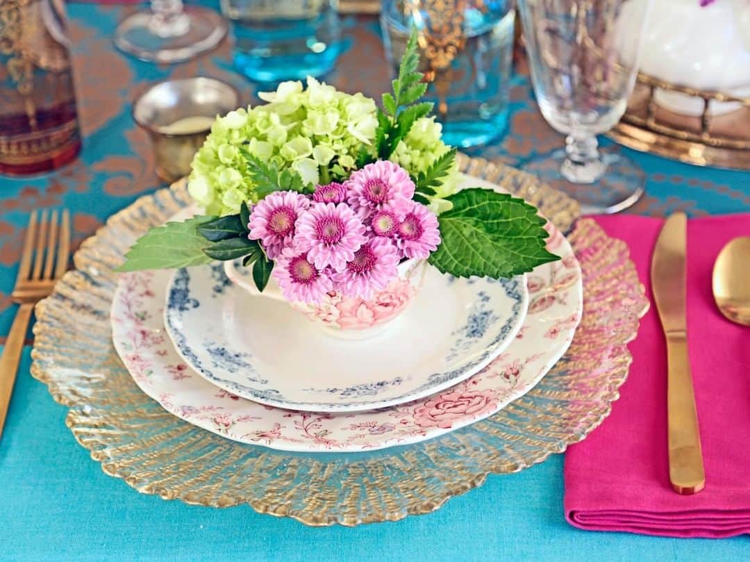 HGTVさんのインスタグラム写真 - (HGTVInstagram)「30 elegant and easy #Easter tablescape ideas that'll help you dress up your #spring spread. #linkinbio 🌸🌷💐 . . . #entertaining #flowers #tablescape」4月10日 12時00分 - hgtv