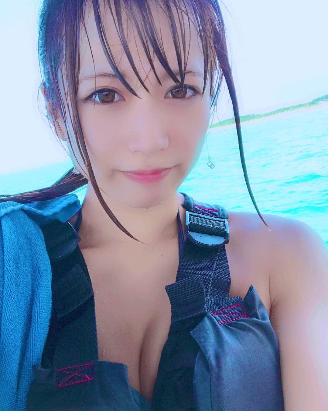 桜りんさんのインスタグラム写真 - (桜りんInstagram)「沖縄 小浜島 最高でした🥺🙌 小さい頃は、沖縄に住んでたけど、本島から出たことなくて…… 初の島😂💕 自然がいっぱいで、本当に癒されました☺️ 色んな悩みもあるけど、沖縄にいる間は、なーーーんにも考えずに過ごせた(*´ω｀*)やっぱり沖縄は暑かった☀️ 海が綺麗すぎた☺️ シフォンちゃん(@shiffonosuke ) もありがとう💕  お仕事頑張るかなぁ💪  #hitomebore  #沖縄  #アイドル  #グラビア #グラビアアイドル #グラドル  #ミスアクション2017 #準グランプリ #ぷよぷよ  #水着  #タレント #モデル  #フェチ #むっちり #撮影会 #おしり  #ポートレート #カメラ好きな人と繋がりたい  #小浜島  #I字グラドル  #followme #ヤングチャンピオン #胸 #おっぱい #軟体」4月10日 12時03分 - rin__sakura