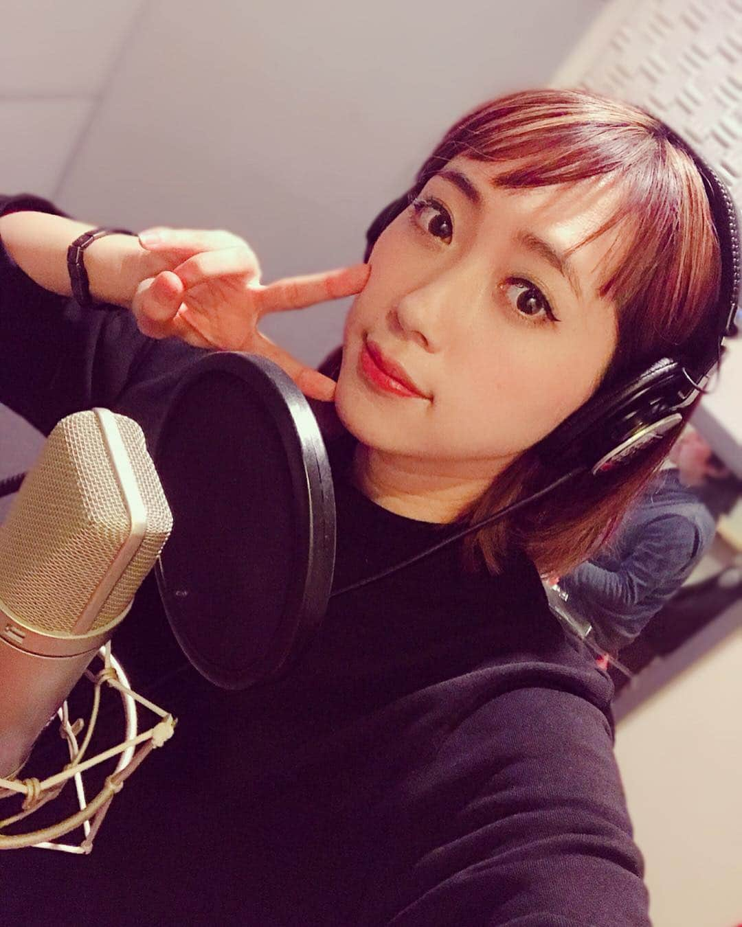 MIAKAさんのインスタグラム写真 - (MIAKAInstagram)「昨日は#仮歌 収録だったよ！ 一曲は役者さんが歌う曲、もう一曲は私も大好きなあの歌を唄う、歌うま歌姫さん(言っていいのかわからない)の曲を！ ・ ・ 聞いたみなさんに、仮歌下手だなと思われたくないから毎回納得いくまで録る！ とゆう事で、仮歌のお仕事もしています← ・ ・ ・ #両手にはスイーツ #ブース はもはや檻 #餌下さい #動物園 #レコーディング #ボーカル #歌 #収録 #スタジオ #音楽 #お仕事」4月10日 12時03分 - miaka.jp