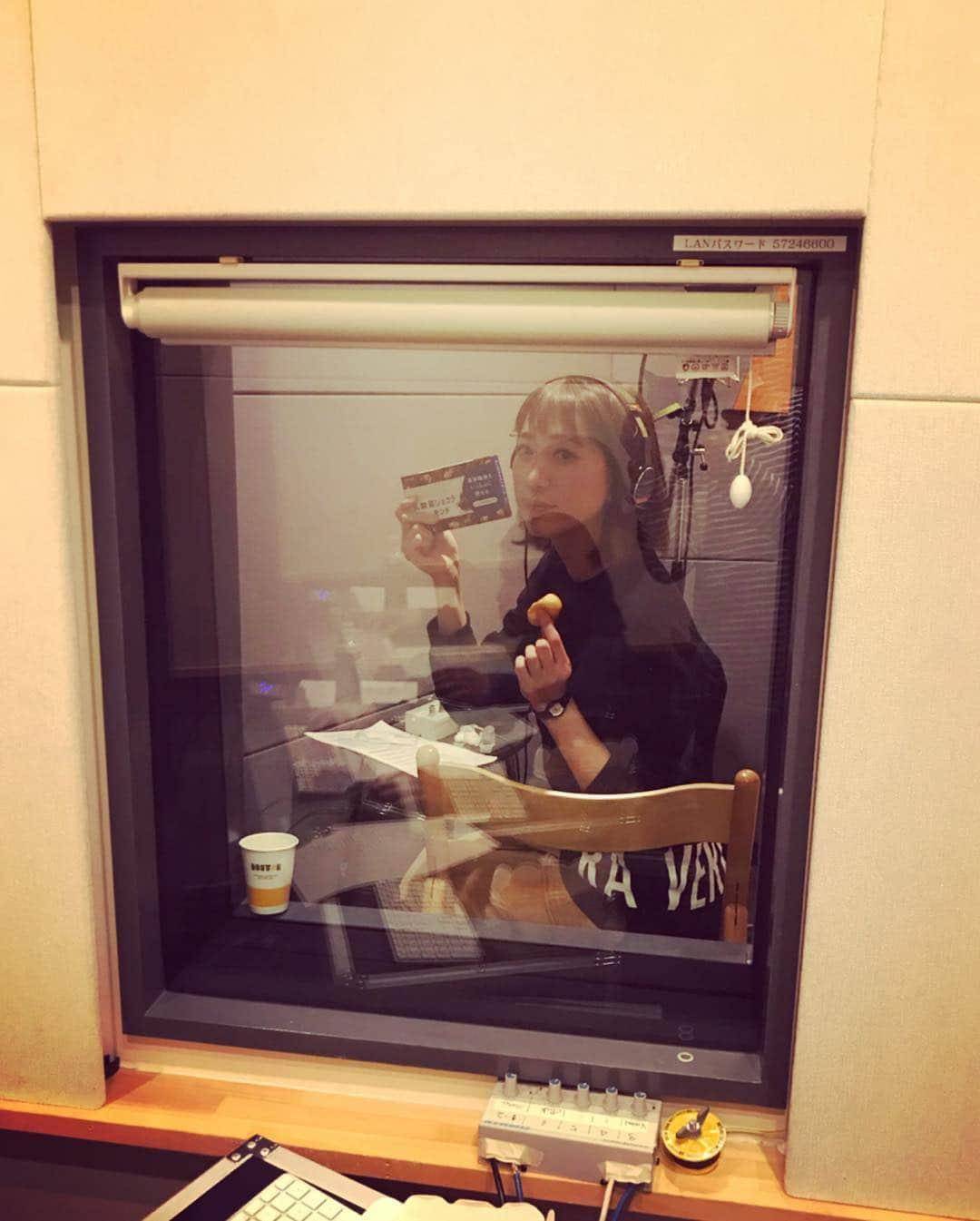 MIAKAさんのインスタグラム写真 - (MIAKAInstagram)「昨日は#仮歌 収録だったよ！ 一曲は役者さんが歌う曲、もう一曲は私も大好きなあの歌を唄う、歌うま歌姫さん(言っていいのかわからない)の曲を！ ・ ・ 聞いたみなさんに、仮歌下手だなと思われたくないから毎回納得いくまで録る！ とゆう事で、仮歌のお仕事もしています← ・ ・ ・ #両手にはスイーツ #ブース はもはや檻 #餌下さい #動物園 #レコーディング #ボーカル #歌 #収録 #スタジオ #音楽 #お仕事」4月10日 12時03分 - miaka.jp