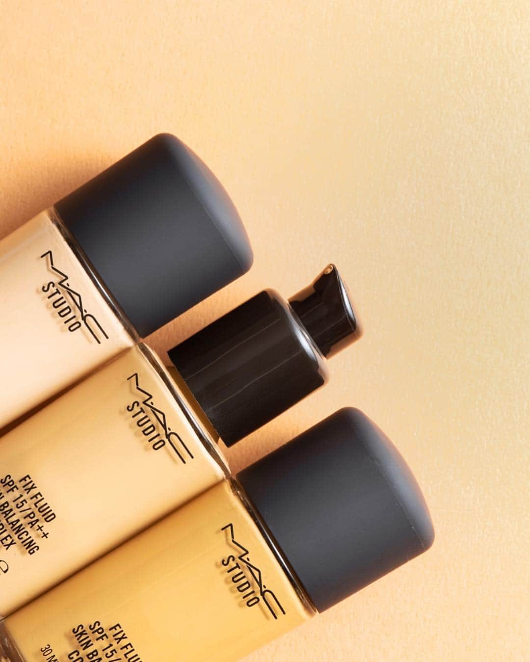 M∙A∙C Cosmetics Japanのインスタグラム：「⠀ M·A·Cの人気No.1リキッドファンデーション スタジオ フィックス フルイッド SPF 15 から新色登場! ナチュラルマットな仕上がりで、パーフェクトスキンを演出。 あなたの肌色に合う色味がきっと見つかる...+* #MACStudioFix #スタジオフィックス #EveryShadeOfYou ⠀ DESIGN: M·A·C ARTIST RINO KASAI @rino416⠀@macprotokyo PHOTO: @takaki_iwata ⠀ 新色追加は4/12! ※ポンプ別売⠀ ⠀ ⠀ ⠀ ⠀ ⠀ ⠀ #MACCosmeticsJapan #MACコスメ #MACCosmetics #MyArtistCommunityJP  #MACArtistChallenge #MAC #コスメ #メイク #foundation #FluidFoundation #Fluid #ファンデーション #フルイドファンデーション #MACスタジオフィックス #新色 #クリーミースキン #サンキススキン #CreamySkin #SunKissSkin」