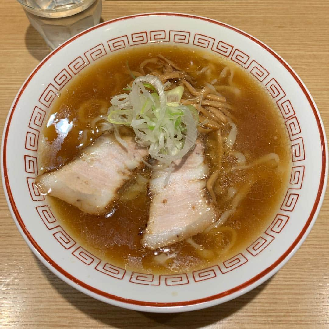 くろさんのインスタグラム写真 - (くろInstagram)「醤油らーめん🍜650円 #喜多方ラーメン #醤油らーめん #醤油ラーメン #醤油らーめんすっきり #すっきりスープ #喜多方ラーメンの王道 #淡麗かつシャープなスープです #平打ち麺 #きたかた食堂 #新橋ランチ #麺スタグラム #箸あげ #スープ完飲」4月10日 12時14分 - m6bmw