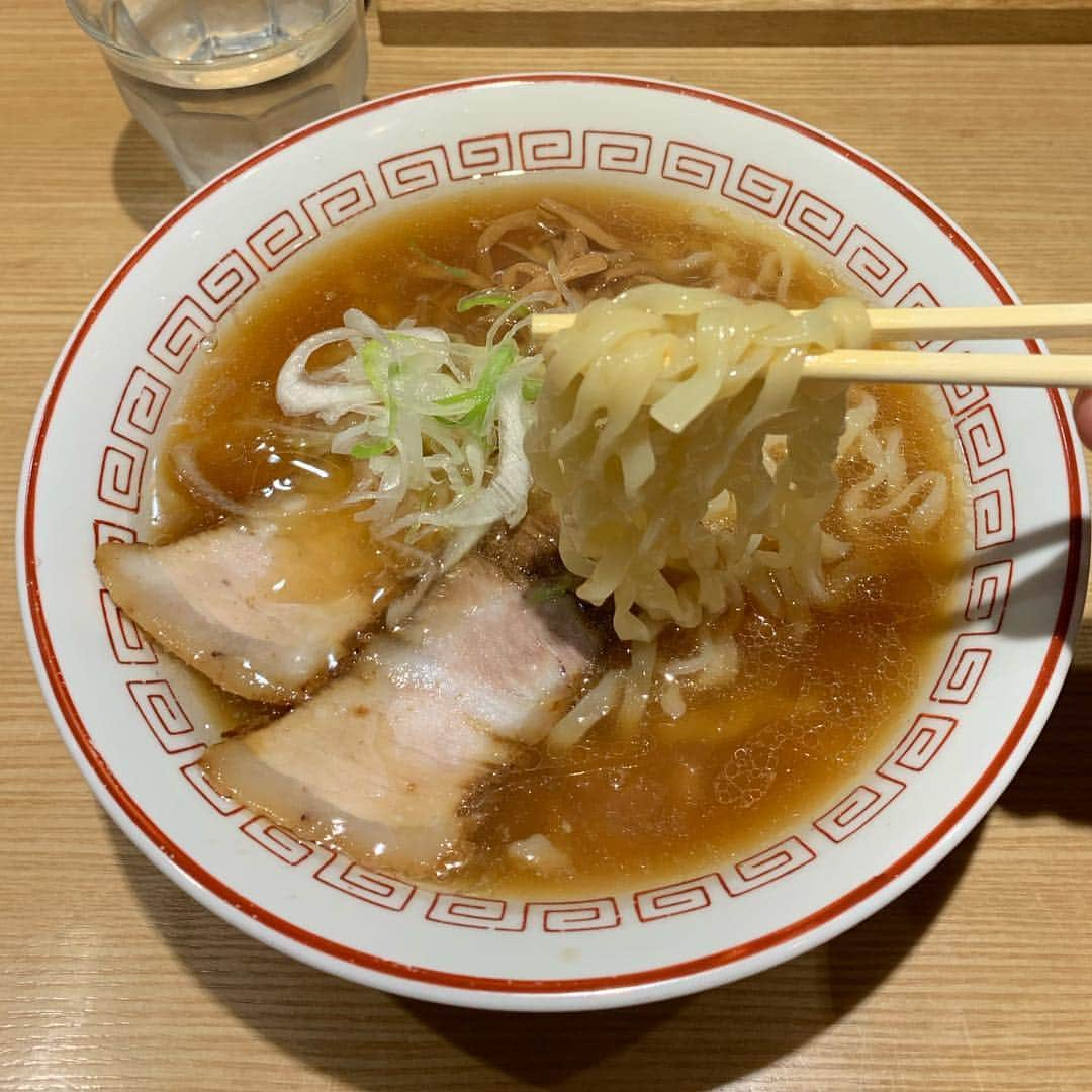 くろさんのインスタグラム写真 - (くろInstagram)「醤油らーめん🍜650円 #喜多方ラーメン #醤油らーめん #醤油ラーメン #醤油らーめんすっきり #すっきりスープ #喜多方ラーメンの王道 #淡麗かつシャープなスープです #平打ち麺 #きたかた食堂 #新橋ランチ #麺スタグラム #箸あげ #スープ完飲」4月10日 12時14分 - m6bmw