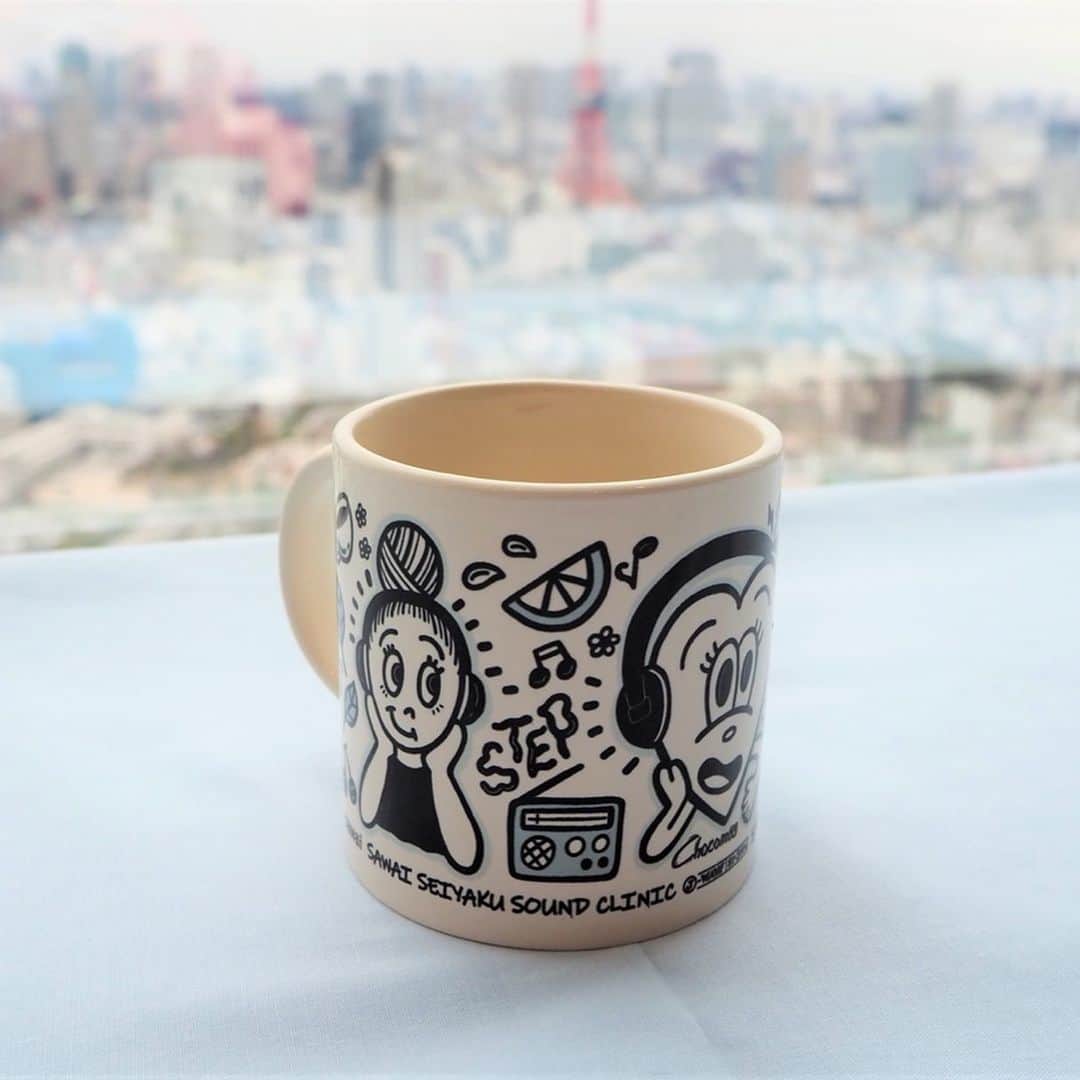 のインスタグラム：「#repost @stepone813  SAWAI SEIYAKU SOUND CLINIC」 お悩みが採用された方には人気イラストレーター #chocomoo さんデザインの番組オリジナルマグカップをプレゼント中🎶 番組HPにあるメッセージフォームからご応募ください‼️ #radiko #jwave #stepone813 #AbemaRADIO #Chocomoo」