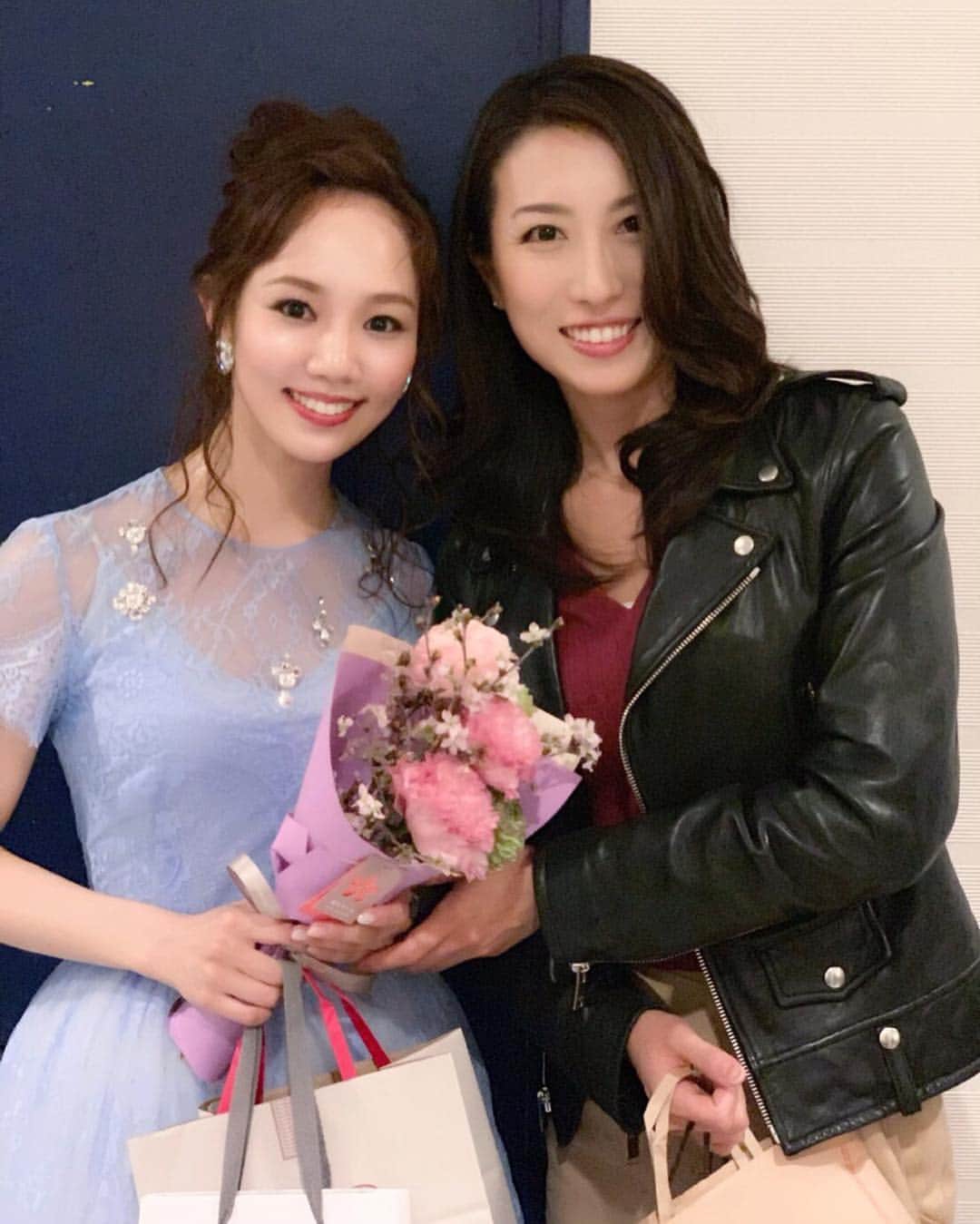 咲妃みゆのインスタグラム：「そして、れーれさんこと朝風れいさん✨ . 今回の出演決定を、どなたよりも喜んでくださった方です😭💖 . 私はこの方のお陰でディズニーが益々大好きになった！と言っても過言ではありません😌なんとれーれさんは「フレンズオブディズニー」第１回目から欠かさずご覧になっているそうで…😍流石でございます！ . なんと！この季節ならではのブーケをプレゼントしてくださり、とても嬉しかったです🌸✨ . #朝風れい さん✨ #ディズニー愛 に溢れた方❤️ #優しさ #思いやり にも溢れた方🍀」