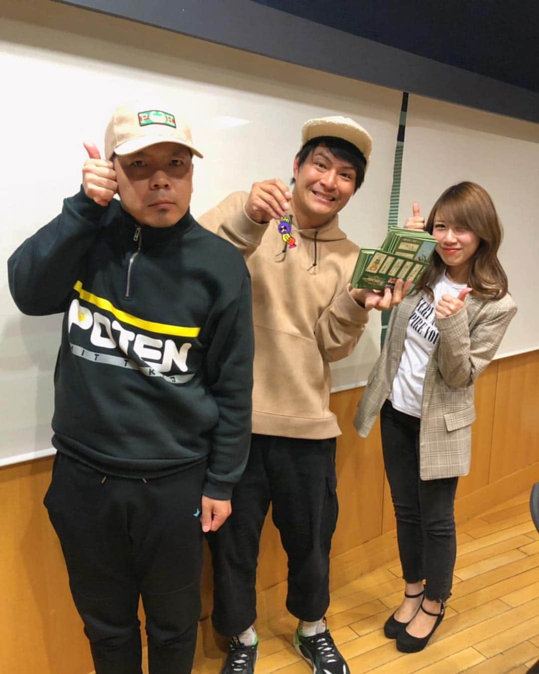DJ みぃのインスタグラム：「３年ぶりの天竺鼠先生とのらじこーでした！ピンポイントあるあるとか、畳屋のお爺ちゃんとか懐かしいのもいっぱいで、3人とも喋りながら「あ〜！こんな感じだったなー！」と思い出しつつ、あっという間の1時間でした😂✨初代らじこーステッカーも大盤振る舞い👏✨またこうやってらじこーしに帰ってきてくださいね☺️✨🎶 #らじこー #天竺鼠」