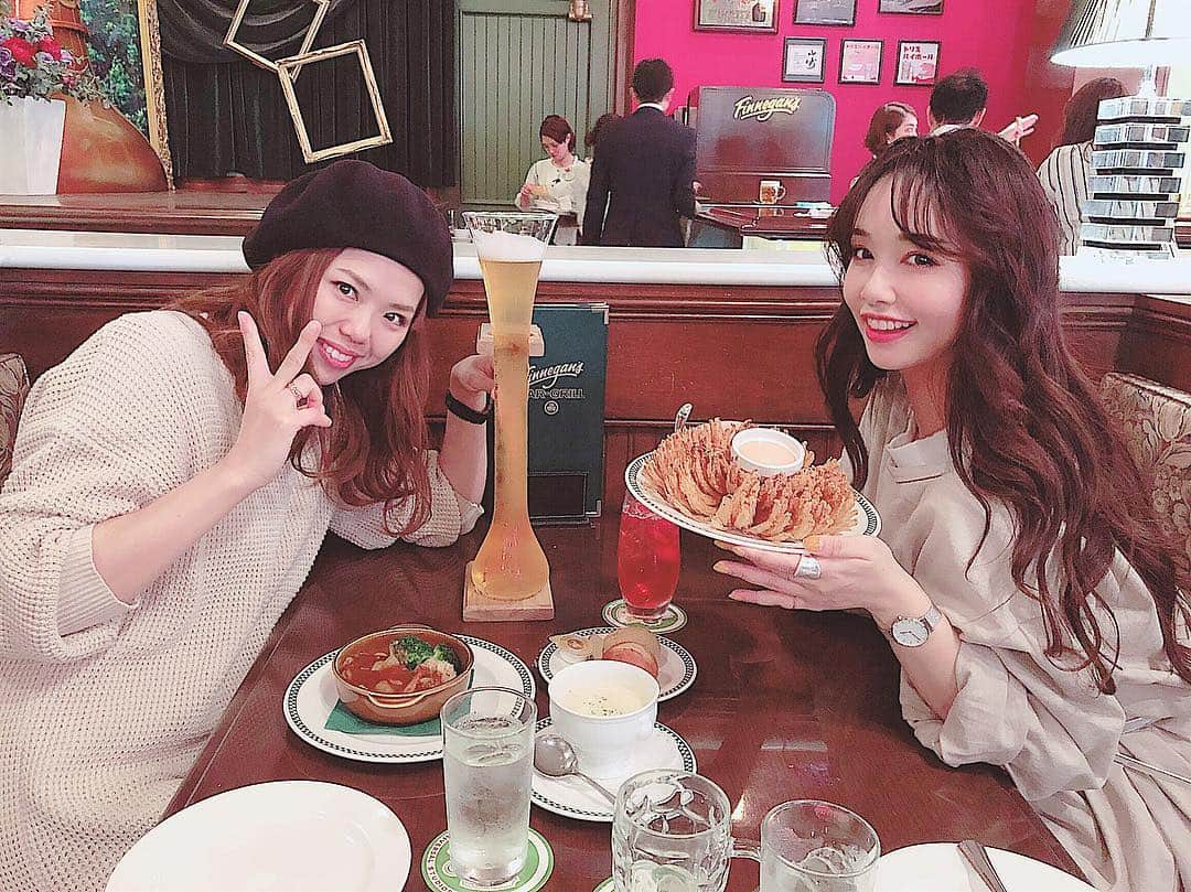 天野ゆうかさんのインスタグラム写真 - (天野ゆうかInstagram)「ラストにお昼ご飯を🍽🌎💛 . . パーク内の #フィネガンズバーアンドグリル で ずっと食べたかった名物のオニオンブロッサム👻☑︎ . . 美味しくて、お酒のお供にピッタリやけど お腹パンパンなりました😗💨 . . ほんでビールグラスの癖！🍺笑 呑んべぇさんにはオススメ🙆🏻‍♀️☑︎ . . . . #USJ #ユニバ #lunch #ランチ #パークレストラン #お店むちゃくちゃ広い #写真は頼まずとも撮りましょうかって聞いてきてくれはる #店員さん皆んないい人 #最後にメッセージカードもくれはった #ビールのサイズ1番ちっさいやつの次がコレなんよ #750mlだそうです #일본여행 #유니버셜스튜디오재팬」4月10日 12時07分 - yucca_official