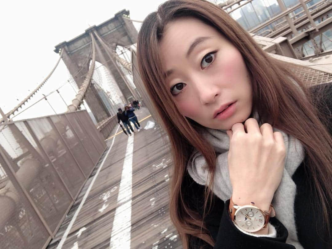 松村加南子のインスタグラム：「ニューヨークの好きな場所トップ10に入るブルックリンブリッジ🌉 . 週末はとっても混んでるので平日に行くのがおすすめ✨ . つけてる時計はLOBORさんのもの ⌚︎✨ . 時計をつける習慣なかったのに、今や着けてないと落ち着かないくらいお気に入り🥰 . 曜日と日にちもわかるのがとっても助かる…！！ . こんなに可愛くて機能的なのにリーズナブルなのがすごい。 . 今ならクーポンコード【matsumurakanako】 ご使用で更に10%オフになるそうなのでぜひチェックしてみてください☺️ . . . #lobor #ロバー #腕時計 #時計 #手元倶楽部  #ブルックリンブリッジ #brooklynbridge  #newyork #ny #nyc #ニューヨーク留学 #留学 #語学学校  #薬剤師 #薬剤師グラドル #加南子」