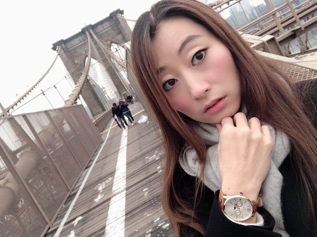 松村加南子さんのインスタグラム写真 - (松村加南子Instagram)「ニューヨークの好きな場所トップ10に入るブルックリンブリッジ🌉 . 週末はとっても混んでるので平日に行くのがおすすめ✨ . つけてる時計はLOBORさんのもの ⌚︎✨ . 時計をつける習慣なかったのに、今や着けてないと落ち着かないくらいお気に入り🥰 . 曜日と日にちもわかるのがとっても助かる…！！ . こんなに可愛くて機能的なのにリーズナブルなのがすごい。 . 今ならクーポンコード【matsumurakanako】 ご使用で更に10%オフになるそうなのでぜひチェックしてみてください☺️ . . . #lobor #ロバー #腕時計 #時計 #手元倶楽部  #ブルックリンブリッジ #brooklynbridge  #newyork #ny #nyc #ニューヨーク留学 #留学 #語学学校  #薬剤師 #薬剤師グラドル #加南子」4月10日 12時07分 - matsumurakanako