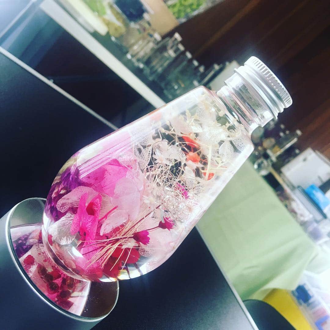 川島恵さんのインスタグラム写真 - (川島恵Instagram)「ハーバリウム作りを体験しました❗️日本ハーバリウム協会 宮崎校 てんまぁむ 〜skymum〜 自宅で教室を開いていらっしゃる2児のママ、鈴木沙弥香さんに教えていただき、2人のお子さんと一緒に作りましたよ💗華やかな作品が出来上がりました💕4月15日月曜頃までMRTのHPから動画でご覧いただけます！ ・ #ハーバリウム #日本ハーバリウム協会 #てんまぁむ #スカイマム #鈴木沙弥香 さん #宮崎放送 #ニュース  #ニュースネクスト #MRTニュース #アナウンサー #川島恵」4月10日 12時08分 - mrt.kawashima