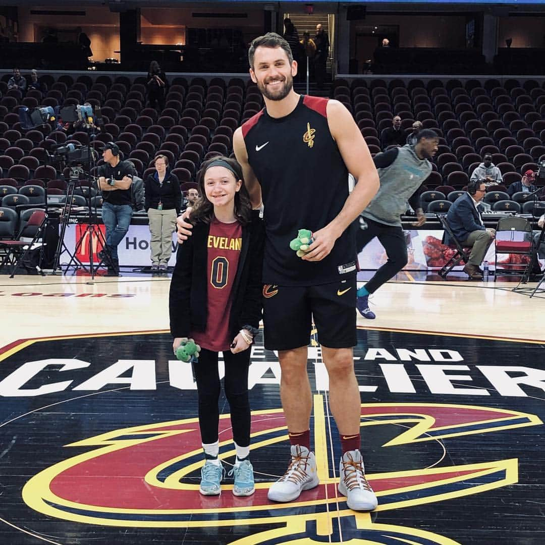 ケビン・ラブさんのインスタグラム写真 - (ケビン・ラブInstagram)「Ending the season on a high note. Met Madelyn and her amazing family before the game. Thank you for reaching out and sharing your story with me. Let’s continue to build a community!!!」4月10日 12時12分 - kevinlove