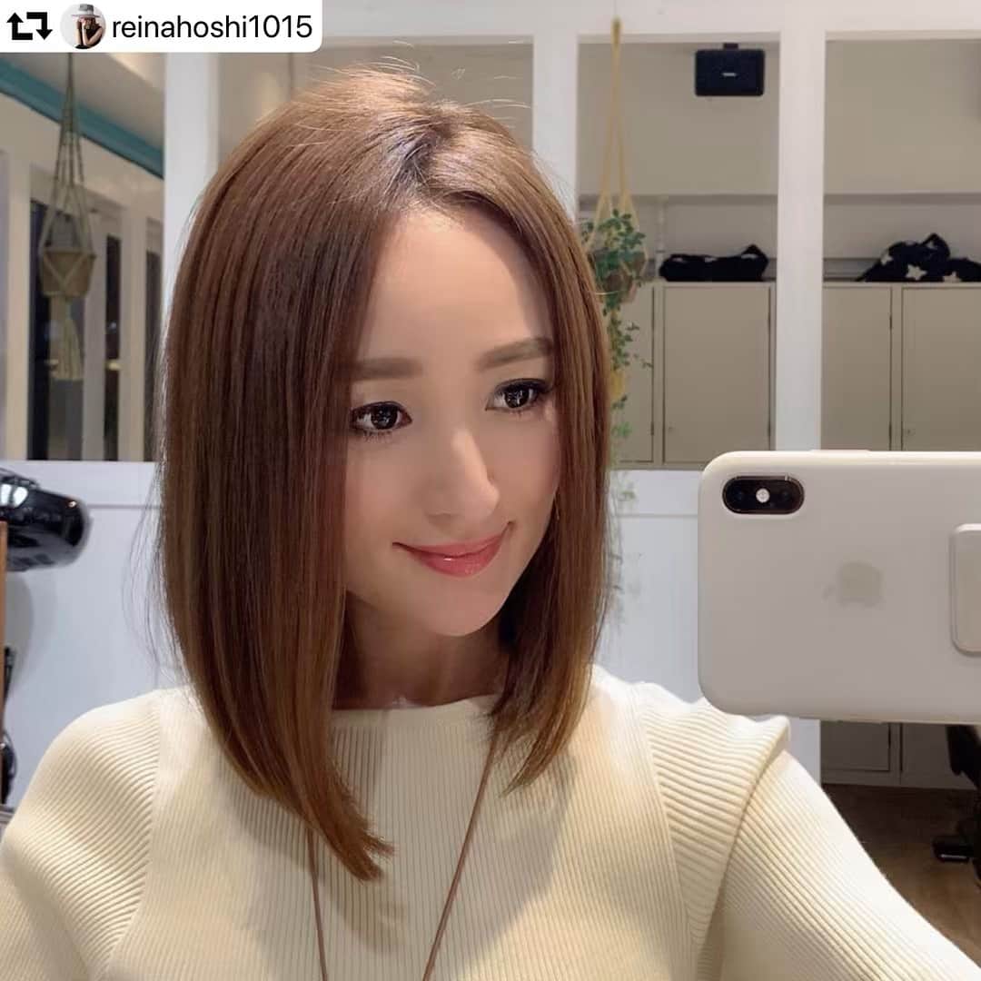 のインスタグラム：「巻く前のストレート。巻かないとこういう感じです。 #repost @reinahoshi1015 ・・・ 昨日はヘアカットへのたくさんのコメントをありがとうございました😭✨✨ いくつか髪型へのご質問をいただきましたので、回答です☺️ パーマはかけておらず、昨日のスタイルはコテで巻いたものです。 巻いていないとこの写真の感じ。 （正面と横から） 角度が結構ついた前下がりのボブです😄詳しいカットラインなどのご質問の方は @gorosurf 夫の方に聞いていただけましたら私より詳しくお答えさせていただけるかと思います👨🏻 髪型で、いつものお洋服の雰囲気がガラリと変わってすごく新鮮😍😍 傷んだところもごっそり取れて スッキリです〜😄 #hairstyle #ボブ#haircut」