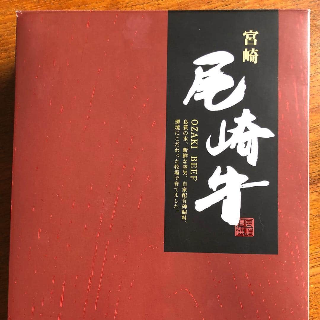 栗田善太郎さんのインスタグラム写真 - (栗田善太郎Instagram)「48歳になりました。 番組にも沢山のメッセージ有難う御座いました。  DJポッキーパイセンが 誕生日祝いを送って下さいました！！ 素敵なパイセンです。 今夜は肉パラダイス！ あざーす！！」4月10日 21時43分 - kurizen01