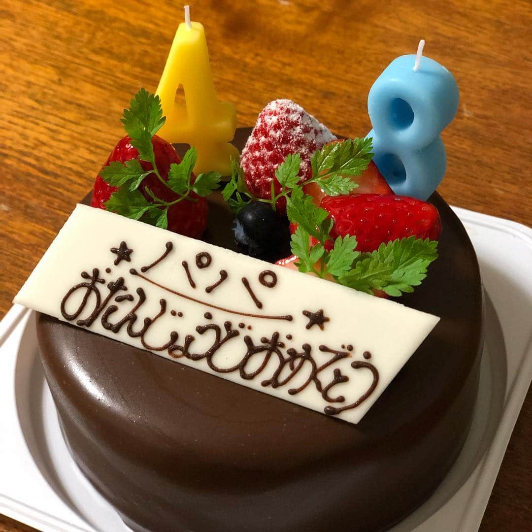 栗田善太郎のインスタグラム：「48歳になりました。 番組にも沢山のメッセージ有難う御座いました。  DJポッキーパイセンが 誕生日祝いを送って下さいました！！ 素敵なパイセンです。 今夜は肉パラダイス！ あざーす！！」