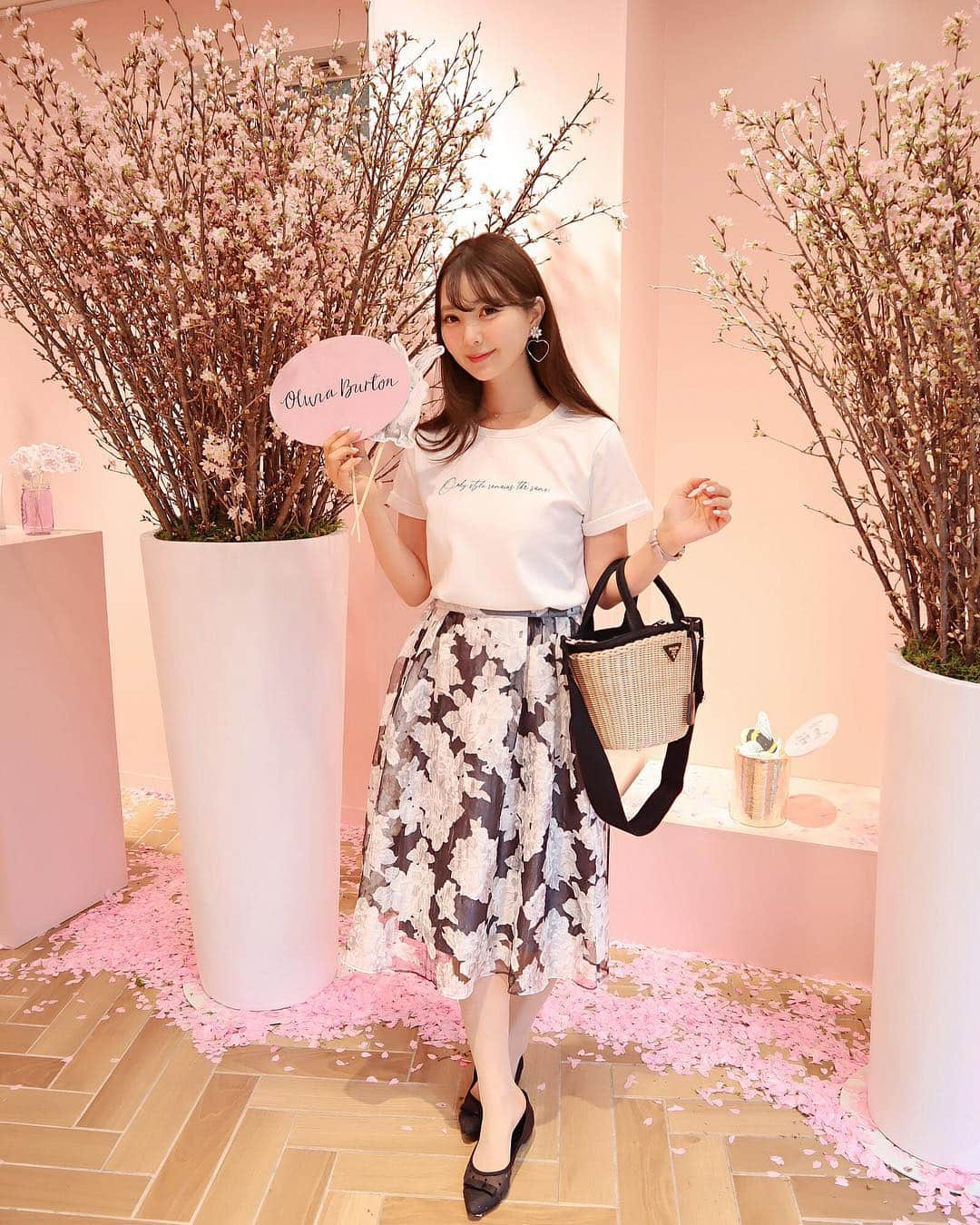 中田絵里奈さんのインスタグラム写真 - (中田絵里奈Instagram)「🌸❤︎🌸❤︎ . 桜いっぱいのオリビアバートンの POPUPへお邪魔してきました🇬🇧🌸💕 . 新作のPRETTY BLOSSOMシリーズ とっても可愛いかった〜〜😍 . 今回のPOPUPではガチャガチャで ノベルティのプレゼントがあったり💝 . 短冊を書いていただいた方の中から 新作プレゼントがあったり💝 . 購入者の方にはベルトの刻印が出来たり💝 (私もしてきたよ…❤︎) . スペシャルな企画が盛りだくさん(๑>◡<๑)🌸 . 4/10（水）〜14（日）渋谷 N SPACEで 5日間だけの期間限定オープンなので ぜひ遊びに行ってみてね😊💒 . . @hms_watchstore  #oliviaburton_ambassador #オリビアバートン #オリビアバートン腕時計 #ロンドン」4月10日 21時36分 - erinanakata