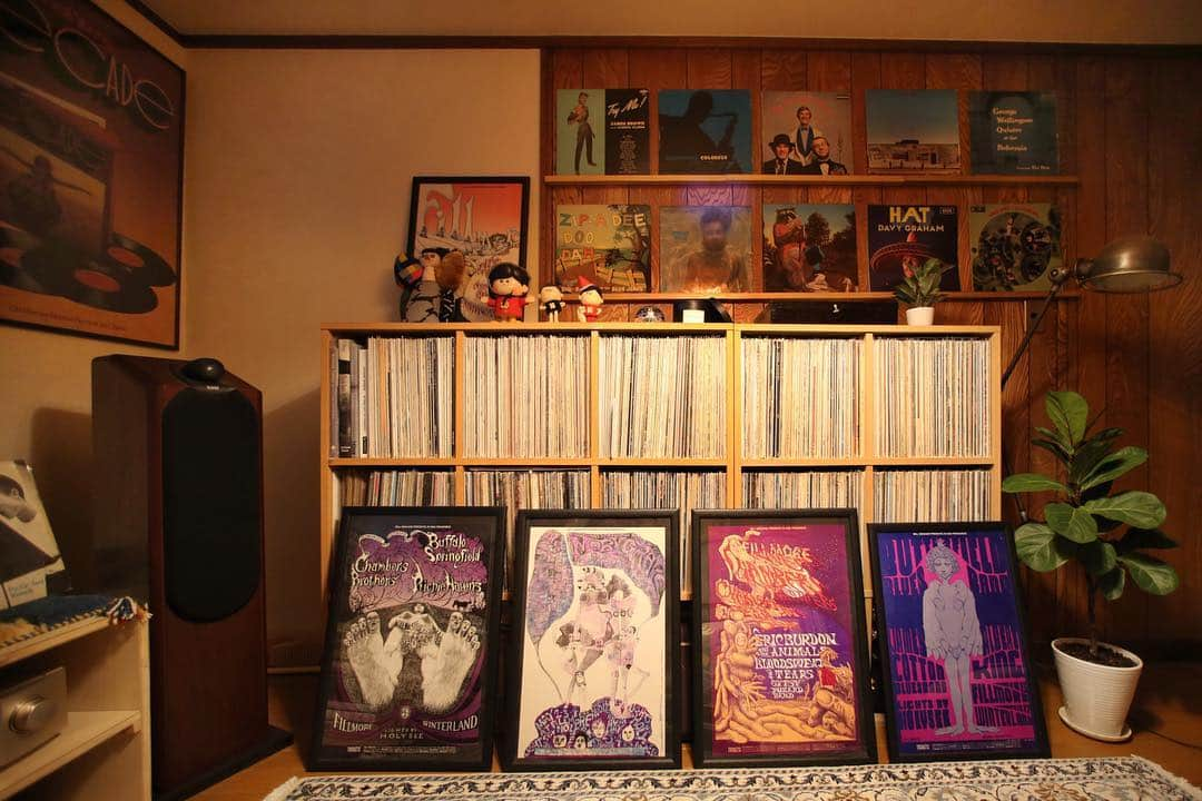 川内悠子さんのインスタグラム写真 - (川内悠子Instagram)「* My vinyl record & music room I'm collecting '50s-'70s US/UK original vinyls since 1999.  #recordroom #record #vinyl #vinylrecord #vinylrecordcollection #vintagevinyl  #instavinyl #recordcollection #recordcollector #vinylcollection #vinylcollector #rarevinyl #vinyljunkie #music #analog #LP #33rpm #discogs #cratedigging #recordcarpet」4月10日 21時40分 - yukomouton