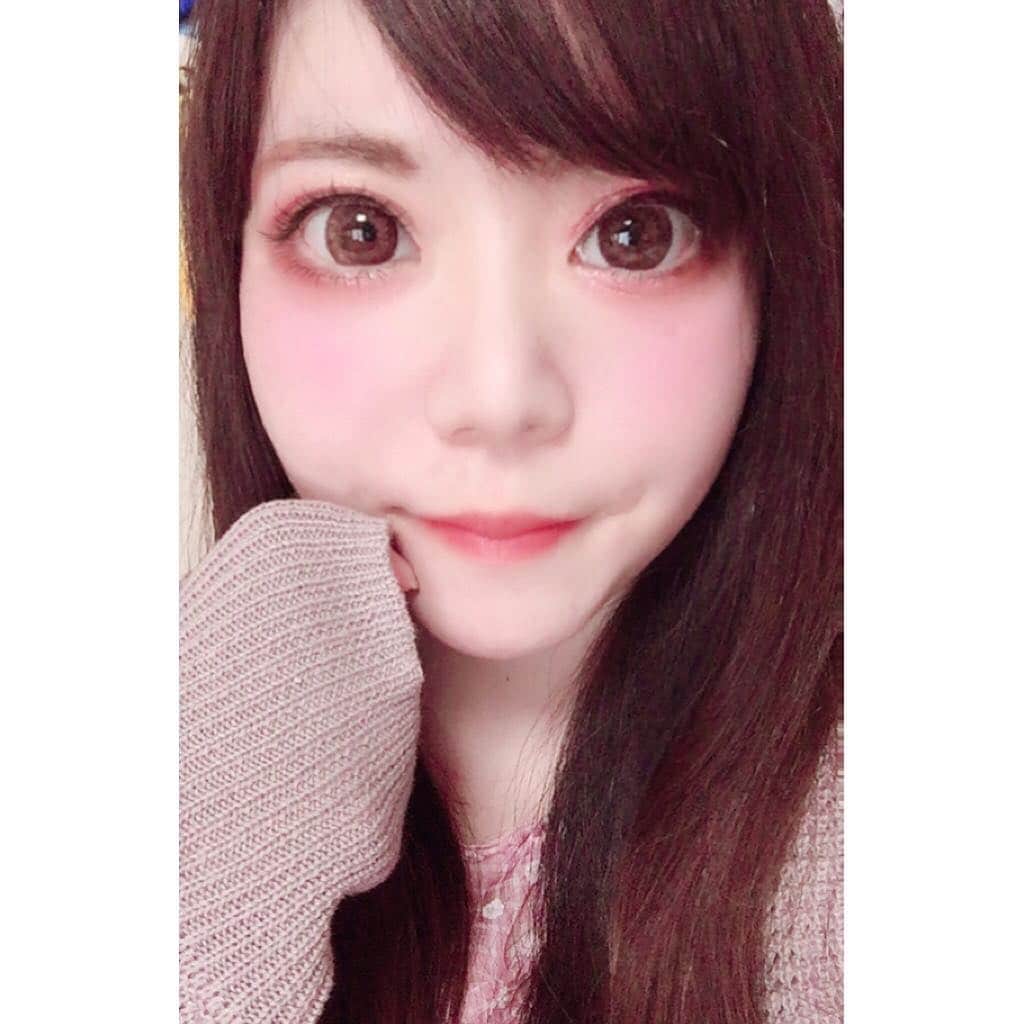 hoshizaki eriのインスタグラム：「. こんばんは🌃🌙💖 . またまた最近のメイク💄✨💗 やっぱりピンクメイクです！ 私のタイプはブルベ夏タイプらしいので もともと大好きな青み系ピンクが 似合うらしく嬉しいです(∩´∀`∩)💗 . そして最近いっぱい試しているのは やはり韓国コスメ！💗✨ 今回はペリペラのパレットを 試してみましたが 発色がかなり良いので🙆‍♀️でした💕🍀 ←あとで品名とパレットなどを ゲットしたサイト @stylekorean_japan のURLを ストーリーに貼っておきますね❣️🍒 . そのほかもタグ付けしたので(かなり沢山！) また詳しく書きたいと思います！✨💖😘 . ピンクメイクに変えてから 💗いろんな色味のピンク 💗ラメ入りラメ無しの違い 💗発色や持ちの良さ なども 比較したり試したりして それがとても楽しいです！💗 . 自分が楽しくて好きな事を お仕事に出来るのは とっても有難いですよね！😌✨💖 . 美容記事に詳しくまとめるので そちらも見てくださいね💖 . 次はベースメイクについて 書いてみるつもりです✨🎵💖 . . #motd💄 #makeup #pinkmake #オルチャンメイク #オルチャン顔 #韓国コスメレビュー #pinkpinkpink💕 #推しコスメ #peripera #ブルベ夏 #青みピンク #pleaselikeit #likebackalways #followme #followback #相互フォロー #美容ライター #コスメマニア #맞팔 #팔로미 #뷰티인스타#화장품스타그램 #인생템 #화장품추천 #메이크업 #얼스타그램」