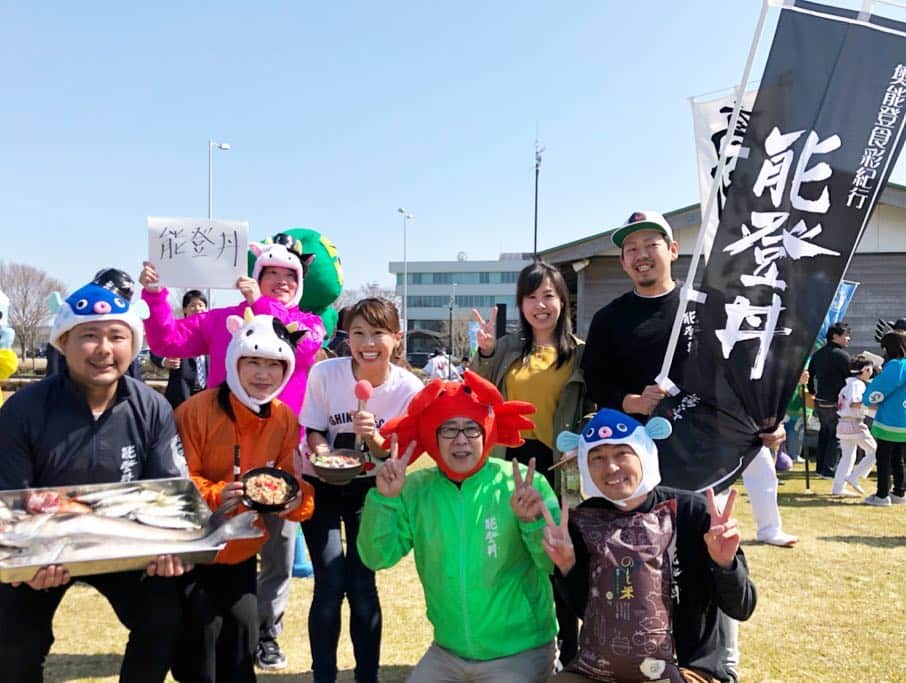 河谷麻瑚さんのインスタグラム写真 - (河谷麻瑚Instagram)「. 4月6日(土)❤️ . 〜石川テレビ開局50周年特別番組〜 . 『加賀から能登まで！ いしかわ115万人ありがとうテレビ』をご覧くださったみなさん😍 ありがとうございました🙆‍♀️💓 . . のと里山空港に集まってくださったみなさんも、 ありがとうございました❤️ . . 天気にも恵まれ、最高の一日でした😉🎀 . . 能登のみなさんの笑顔が たくさん溢れた中継になり、本当に良かったです😋💓 . . これからも石川テレビを よろしくお願いします❤️❤️ . . #石川テレビ#開局50周年#特別#番組#3時間#生放送#のと里山空港#能登丼#よさこい#七尾能登島相撲クラブ#日本航空高校#塩#能登#ゲスト#松本薫 さん . #アナウンサー#河谷麻瑚」4月10日 21時48分 - makokawatani