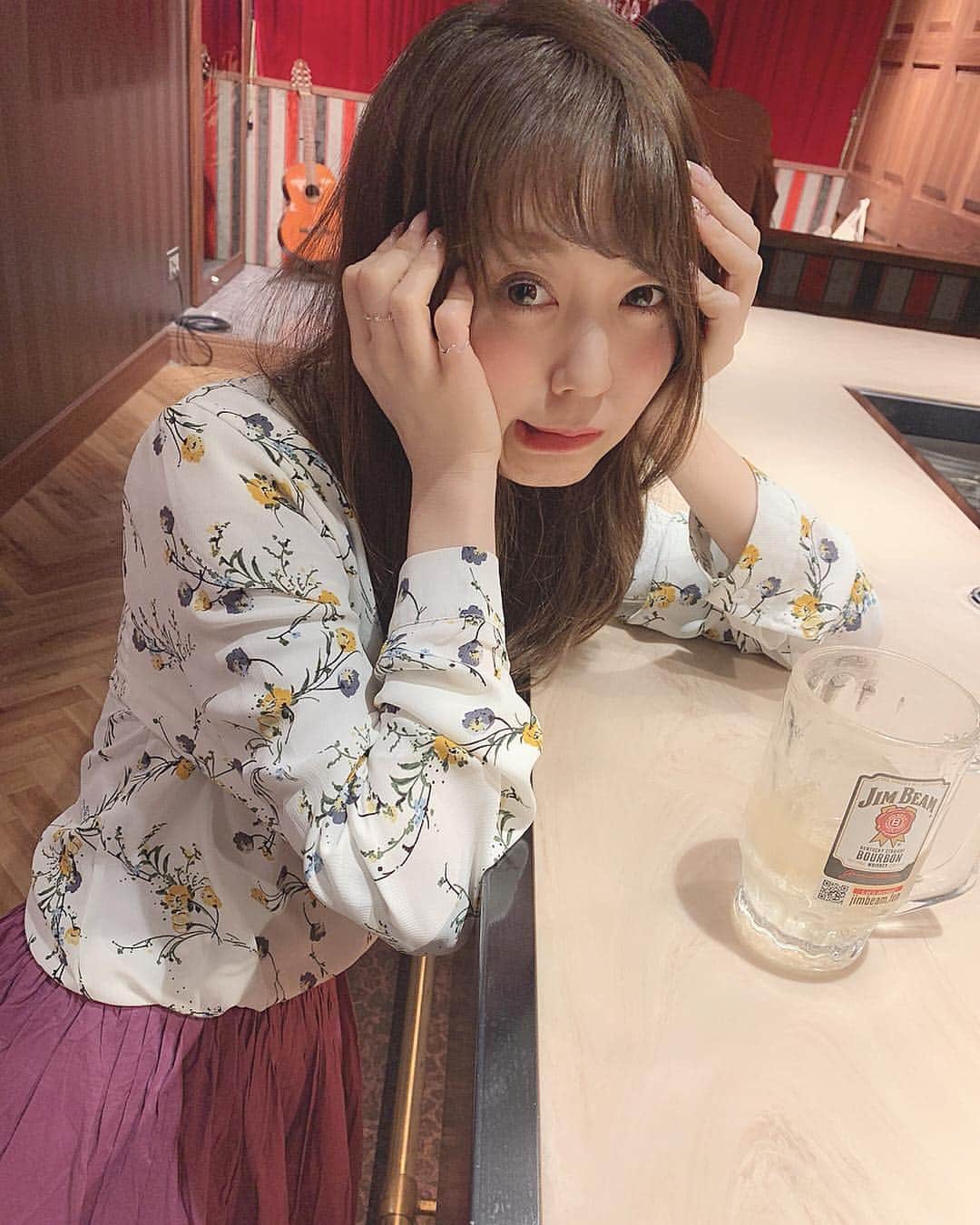 白岩まちこさんのインスタグラム写真 - (白岩まちこInstagram)「≫≫≫ ⁑ 👩🏻‍🦰💚👩🏻‍🦰💚 ㅤㅤㅤㅤㅤㅤㅤㅤㅤㅤㅤㅤㅤ  ㅤㅤㅤㅤㅤㅤㅤㅤㅤㅤㅤㅤㅤ  みんな、お仕事お疲れさまーっ🥰🍻 ㅤㅤㅤㅤㅤㅤㅤㅤㅤㅤㅤㅤㅤ ㅤㅤㅤㅤㅤㅤㅤㅤㅤㅤㅤㅤㅤ  今日も１日あっという間に終わった😚✊🏻 ㅤㅤㅤㅤㅤㅤㅤㅤㅤㅤㅤㅤㅤ ㅤㅤㅤㅤㅤㅤㅤㅤㅤㅤㅤㅤㅤ ㅤㅤㅤㅤㅤㅤㅤㅤㅤㅤㅤㅤㅤ お仕事終わりの一杯☺️✨ ㅤㅤㅤㅤㅤㅤㅤㅤㅤㅤㅤㅤㅤ ㅤㅤㅤㅤㅤㅤㅤㅤㅤㅤㅤㅤㅤㅤㅤㅤㅤㅤㅤㅤㅤㅤㅤㅤㅤㅤ みんなジムビームのオリジナルジョッキにQRコードが付いてるの知ってた🍻？？ ㅤㅤㅤㅤㅤㅤㅤㅤㅤㅤㅤㅤㅤ ㅤㅤㅤㅤㅤㅤㅤㅤㅤㅤㅤㅤㅤ ㅤㅤㅤㅤㅤㅤㅤㅤㅤㅤㅤㅤㅤ これ読み取るとゲームが出来たり、 会話のネタを提供してくれたり、割り勘ゲームがあったり、、、ご飯の場をより楽しめる コンテンツが見れんねんでー🤭！ ㅤㅤㅤㅤㅤㅤㅤㅤㅤㅤㅤㅤㅤ ㅤㅤㅤㅤㅤㅤㅤㅤㅤㅤㅤㅤㅤ ㅤㅤㅤㅤㅤㅤㅤㅤㅤㅤㅤㅤㅤ ってか、今日のお昼の写真 最後の数枚消えてたよな😭💫 ㅤㅤㅤㅤㅤㅤㅤㅤㅤㅤㅤㅤㅤ ㅤㅤㅤㅤㅤㅤㅤㅤㅤㅤㅤㅤㅤ ㅤㅤㅤㅤㅤㅤㅤㅤㅤㅤㅤㅤㅤ ㅤㅤㅤㅤㅤㅤㅤㅤㅤㅤㅤㅤㅤ 最後のがオモロかったのにー😫！ ㅤㅤㅤㅤㅤㅤㅤㅤㅤㅤㅤㅤㅤ ㅤㅤㅤㅤㅤㅤㅤㅤㅤㅤㅤㅤㅤ ㅤㅤㅤㅤㅤㅤㅤㅤㅤㅤㅤㅤㅤ ㅤㅤㅤㅤㅤㅤㅤㅤㅤㅤㅤㅤㅤ 今回のは、何枚目が好き🤪？？？ ㅤㅤㅤㅤㅤㅤㅤㅤㅤㅤㅤㅤㅤ ㅤㅤㅤㅤㅤㅤㅤㅤㅤㅤㅤㅤㅤ ㅤㅤㅤㅤㅤㅤㅤㅤㅤㅤㅤㅤㅤ  いっちゃんに なんか今日コンディション悪い。 顔がなんか変って言われて 髪の毛で誤魔化してくれた🤣🤣🤣！ ㅤㅤㅤㅤㅤㅤㅤㅤㅤㅤㅤㅤㅤ ㅤㅤㅤㅤㅤㅤㅤㅤㅤㅤㅤㅤㅤ ㅤㅤㅤㅤㅤㅤㅤㅤㅤㅤㅤㅤㅤ なんか顔のコンディション悪い日ってあるよなっ😂😂😂！ ㅤㅤㅤㅤㅤㅤㅤㅤㅤㅤㅤㅤㅤ ㅤㅤㅤㅤㅤㅤㅤㅤㅤㅤㅤㅤㅤ ㅤㅤㅤㅤㅤㅤㅤㅤㅤㅤㅤㅤㅤ ㅤㅤㅤㅤㅤㅤㅤㅤㅤㅤㅤㅤㅤ ㅤㅤㅤㅤㅤㅤㅤㅤㅤㅤㅤㅤㅤ 6枚目、なんか顔四角い言われたwww  ㅤㅤㅤㅤㅤㅤㅤㅤㅤㅤㅤㅤㅤ ㅤㅤㅤㅤㅤㅤㅤㅤㅤㅤㅤㅤㅤ ㅤㅤㅤㅤㅤㅤㅤㅤㅤㅤㅤㅤㅤ ㅤㅤㅤㅤㅤㅤㅤㅤㅤㅤㅤㅤㅤ ㅤㅤㅤㅤㅤㅤㅤㅤㅤㅤㅤㅤㅤ ㅤㅤㅤㅤㅤㅤㅤㅤㅤㅤㅤㅤ  #白岩まちこ#ジムビーム#ジムビームハイボール#QR#お仕事#お疲れ様#ロングヘア#女子会 #心斎橋#心斎橋ディナー#関西グルメ #ほろ酔い#酔っ払い#いいえ#ジンジャエール #大阪グルメ#ビジョビ#大阪ディナー#春コーデ#花柄ブラウス#きょコ#プチプラコーデ#ヘアスタイル#メイク動画#メイクアップ#アイメイク#ゆる巻き#ゆるふわ#流し前髪#笑顔」4月10日 21時50分 - machichas