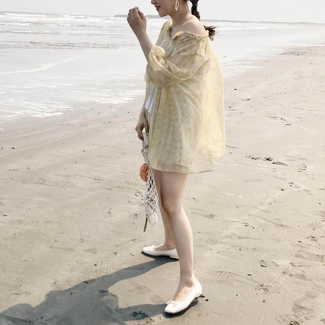 mina hinokuchiのインスタグラム：「. 最近ロングボトムが多かったから 久々ミニ丈着ると新鮮で可愛い🌼 . 明日は雑貨類が沢山入荷☀︎ 今日はとっても寒かったから、夏服が着れるように早く暖かくなって欲しい〜🍊 このチュニックも明日入荷です😎 #whoswhochico #salonbychico #フーズフーチコ #mina_chicode #chico_commingsoon #mery #rili_tokyo #sucle #isutapic #patra #petrel_jp #velle_jp」
