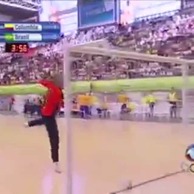 アレッサンドロ・ローザ・ヴィエイラのインスタグラム：「VÍDEO- Esse acho que pouca gente viu ou lembra! Que golaço 😱👟⚽️! Marque seus amigos! O dia que os Colombianos aplaudiram de pé,mais uma história pra contar! #JogosSulamericanos #Colombia #Brasil #Futsal #Falcao #Falcaofutsal #Evitecomparações 👑 #OREI 👑. Edição - @adonias」