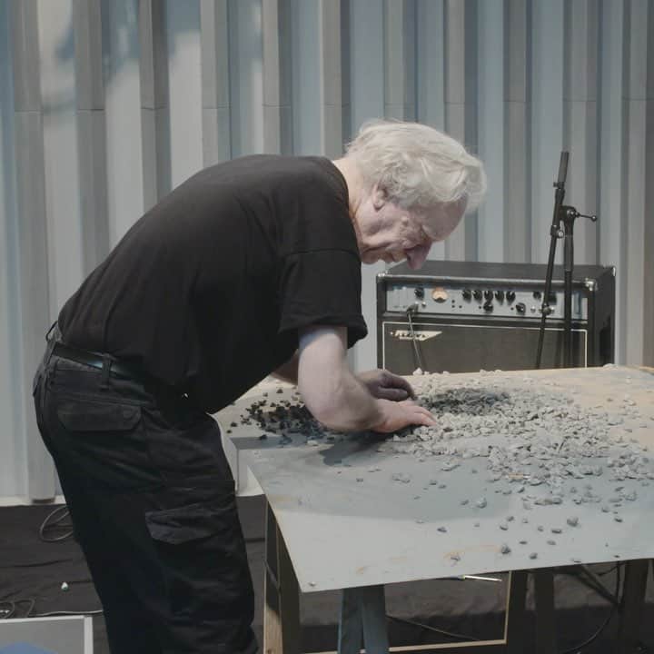 Red Bull Music Academyのインスタグラム：「We’re excited to share our latest Studio Science episode with you, in which former Einstürzende Neubauten member FM Einheit demonstrates his unorthodox approach to live performance. Watch at the link in our bio. #fmeinheit #einstürzendeneubauten #studioscience」