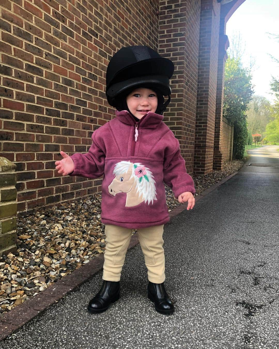 サム・フェアーズさんのインスタグラム写真 - (サム・フェアーズInstagram)「Rosie’s first trot by herself today 👏🐴 #proudmummy」4月10日 21時54分 - samanthafaiers