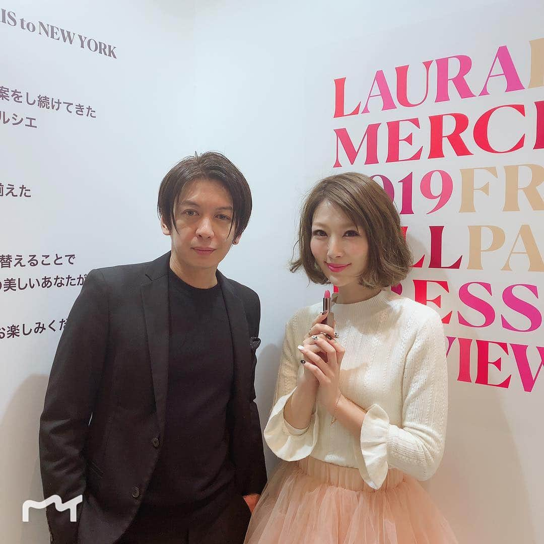 梅野舞さんのインスタグラム写真 - (梅野舞Instagram)「2019 FALL PRESS PREVIEW  ローラ メルシエ メイクアップアーティスト @jojitsuchiya  ご案内していただきました♬  女性を最も美しく魅せる 至極の30色を 揃えた新たなルージュが誕生💄  カラー別のブースでは モニターの前に立つと 唇に💋ルージュが瞬時に試せる！  アクセサリーを選ぶように ルージュを選ぶ楽しさ♡  なんだか、とてもワクワクしました💋  #ローラメルシエ #lauramercier #リップ#ルージュ#30色#ルージュ選び#cosmetics #make #makeup #beauty#instagood #instabeauty #instapic」4月10日 22時02分 - mai.umeno