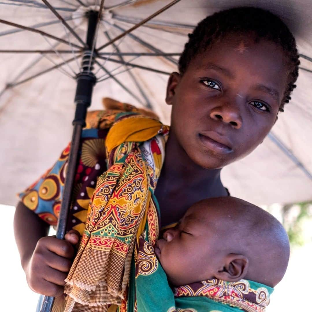 unicefさんのインスタグラム写真 - (unicefInstagram)「Aruminda holds her baby brother Antonio at a camp for displaced people in #Mozambique. They are two of nearly 3m people in need of urgent aid after #CycloneIdai ravaged the country. We're on the ground helping to protect children and families. © UNICEF/UN0296525/DE WET」4月10日 21時55分 - unicef