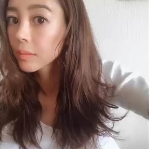 大桑マイミのインスタグラム：「ドライヤーの方も愛用しているのだけど、こちらダイソン エアラップ 一石二鳥で更に時短。その上楽しい〜 。しっかり巻も ふわっと巻も デザイン自由自在。半乾きの状態でくるくるできてしかも乾かしながら巻けちゃう。吸い付きながらくるっと巻きついくの♪上手な仕上がりにできるようになりました。 温度調整もできるし 娘にもついやりたくなる〜 一時期は手に入れにくい状況だったみたいだけど、今なら購入しやすくなってるみたいです。👏 …真剣だわ…… #dysonhair #エアラップ」