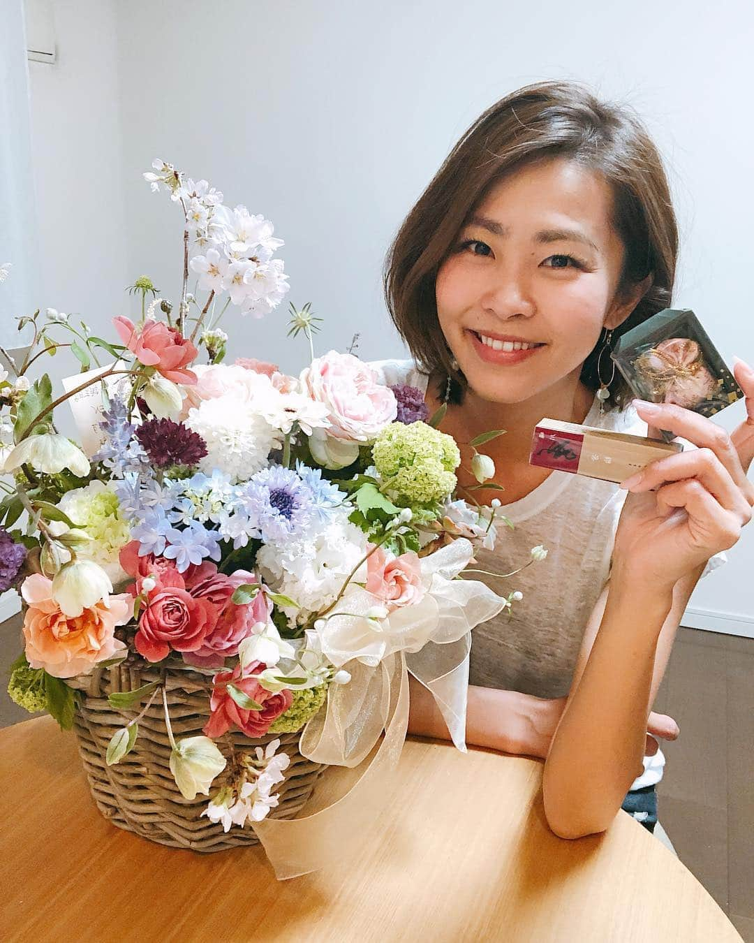 坂元美香さんのインスタグラム写真 - (坂元美香Instagram)「ファンの方からのお誕生日プレゼントが届きました。ものすごく嬉しいです✨😭✨本当にありがとうございます‼️誌面やSNSだけの繋がりなのに、いつも支えてくださる皆様に心より感謝致します。本当にありがとうございます✨ . #感謝 #感謝🙏 #誕生日プレゼント」4月10日 21時57分 - mika_saka