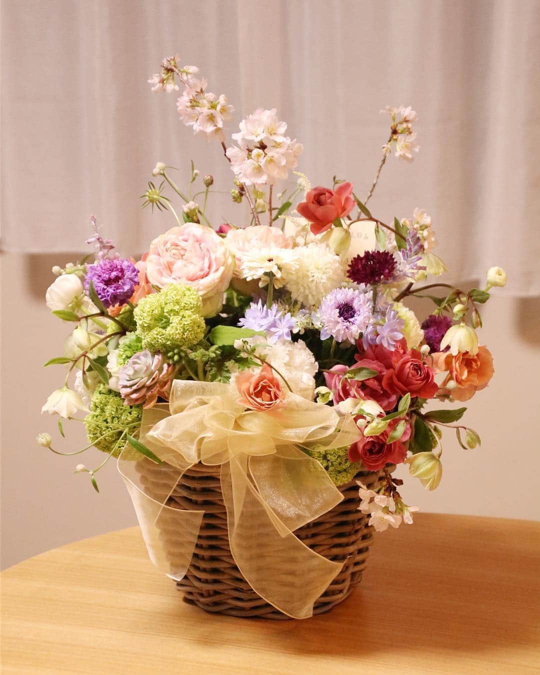 坂元美香さんのインスタグラム写真 - (坂元美香Instagram)「ファンの方からのお誕生日プレゼントが届きました。ものすごく嬉しいです✨😭✨本当にありがとうございます‼️誌面やSNSだけの繋がりなのに、いつも支えてくださる皆様に心より感謝致します。本当にありがとうございます✨ . #感謝 #感謝🙏 #誕生日プレゼント」4月10日 21時57分 - mika_saka