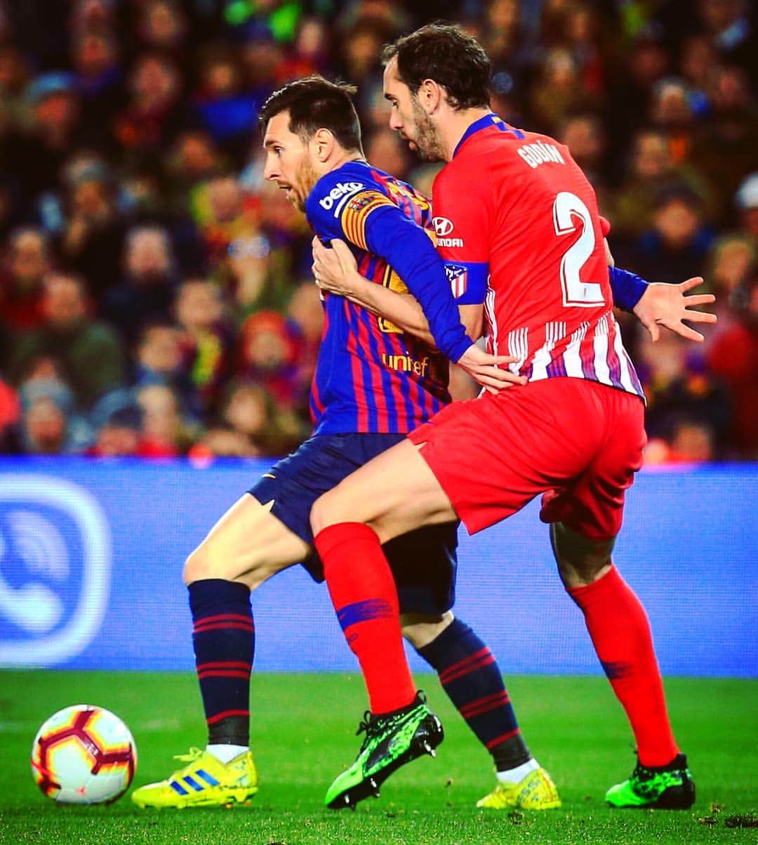 LFPさんのインスタグラム写真 - (LFPInstagram)「🔵🇦🇷🔴 Captain vs Captain 🔴🇺🇾⚪️ • #LaLiga #LaLigaSantander #Godin #Messi #Barça #Atleti #Captain #Argentina #Uruguay」4月10日 21時58分 - laliga