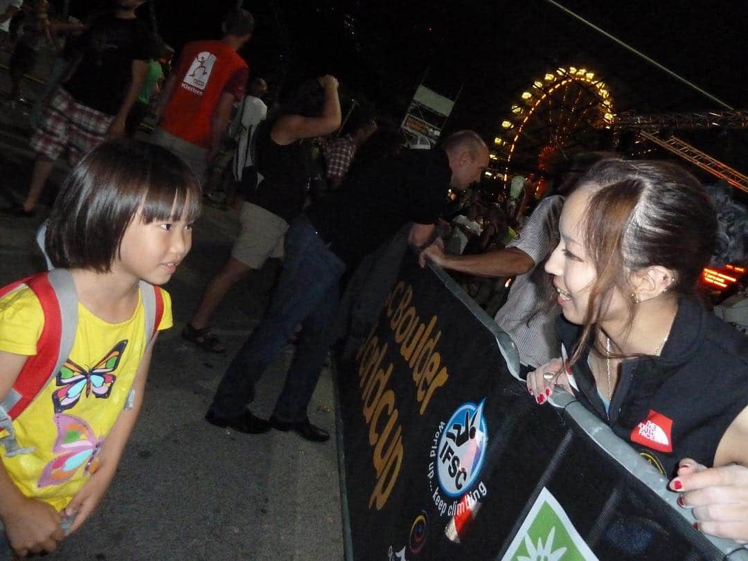 野口啓代のインスタグラム：「Do you know this girl? This picture is from WORLDCUP in Munich 2011. She was only 8.👶🏻🎀* * She started in WORLDCUP from this year! I couldn't imagine that We climb together from that time. A lot of children who love a climbing are growing up. 🐒❤️* * いい写真みっけた 2011年のWCBミュンヘン」