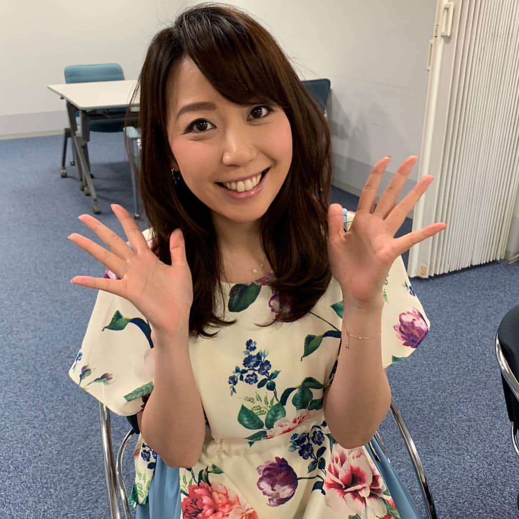 須黒清華のインスタグラム：「今日も収録でした〜‼︎ スタッフの皆さんが、足が痛いだろうからと、いつもより近い楽屋を用意してくれていました😭✨ 優しさに感謝です✨✨ それにしても、寒すぎますね💦 雨ですし、皆さんも転びませんように…笑」