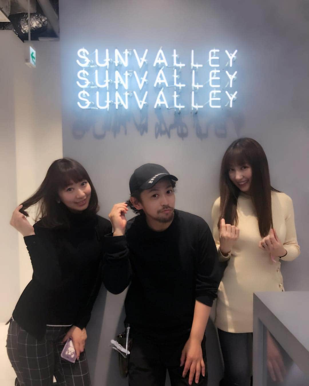 熊田曜子さんのインスタグラム写真 - (熊田曜子Instagram)「お仕事帰りに @_sunvalley_ へ💇‍♀️ 髪の毛を綺麗にしてもらったよ✨ 連日の もりもっちと❤️ 毎日会っても 話すことがたくさんある☕️ 18年前からずっとしゃべってるね☺︎ 今日は寒くて @selectshop.joie のニットを着たよ👕 本当はワンピースなんだけど 雨だったからパンツとレインブーツと合わせたよ☔️ #森本さやか ちゃん #シブケン #美容院 #美容室 #表参道 #美容師 #hair #cut #前髪カット #ストレート #fashion #ワンピース」4月10日 22時14分 - kumadayoko