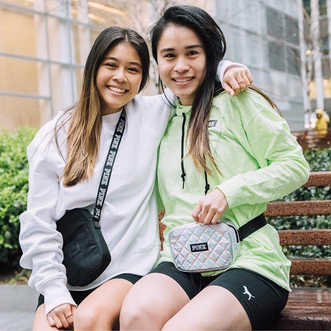 Victoria's Secret PINKさんのインスタグラム写真 - (Victoria's Secret PINKInstagram)「PINK runs in the family! TAG your sister below if you both love PINK! #NationalSiblingsDay 💗💗💗」4月10日 22時08分 - vspink