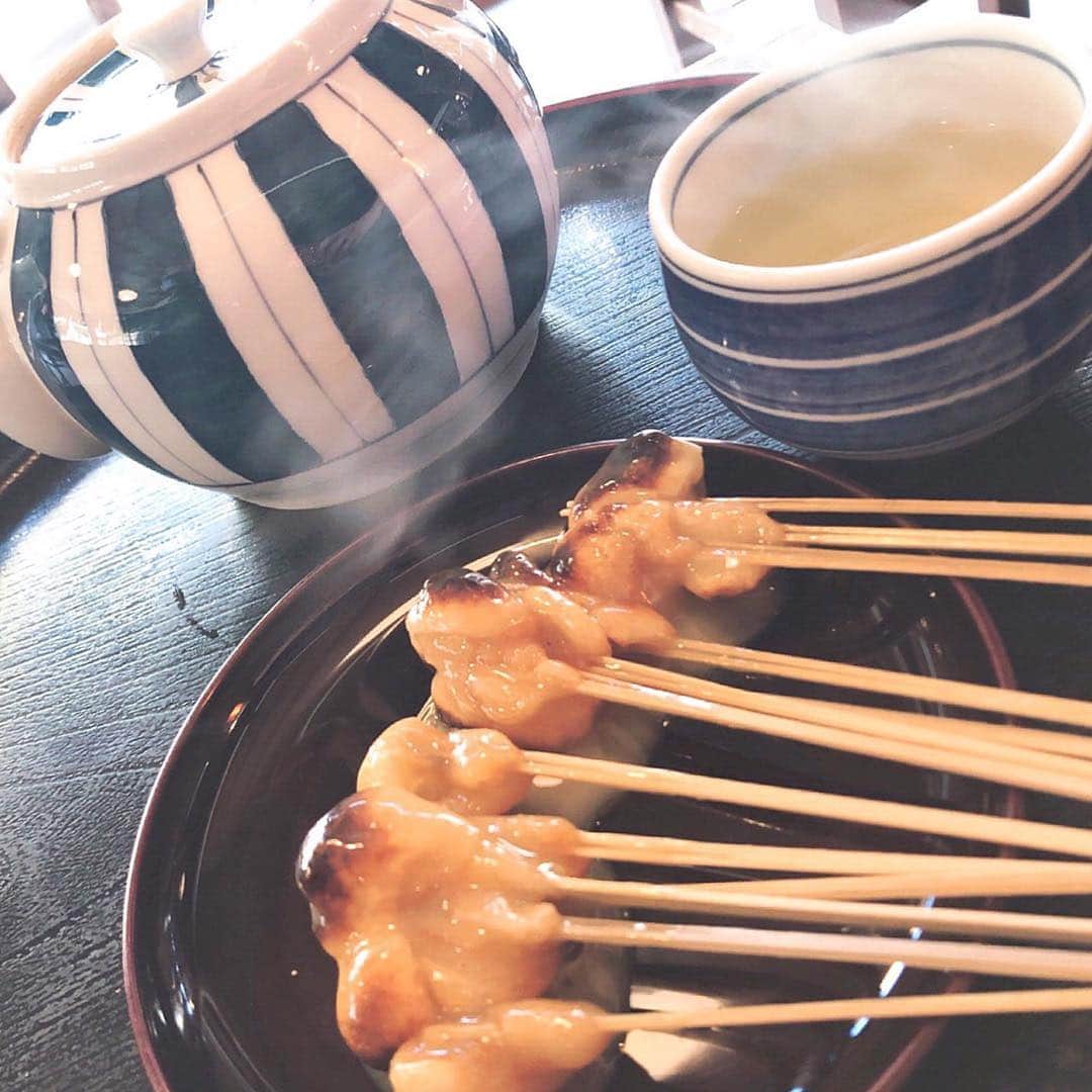 貴千碧さんのインスタグラム写真 - (貴千碧Instagram)「先日とてもお世話になっている方と京都へ✨ 学生の頃、日本史が1番好きだった私😆京都には私の大好きが沢山つまっているし、何度行っても新しい発見があります🌸 人生初の「あぶり餅」✨皆さん食べられた事ありますか⁇😍 京都観光に行かれる際は京都今宮神社の隣にある「かざりや」さんのあぶり餅、是非召し上がってみてください🍡🍡 めちゃ美味しいです🤩❤️ #幸せ#とある休日#歴史#古都#京都#かざりや さんの#あぶり餅 #絶品#ぶらり旅#心身の癒し 4枚目の写真…私も写ってるけど逆光すぎ🤣」4月10日 22時08分 - ao_takachi