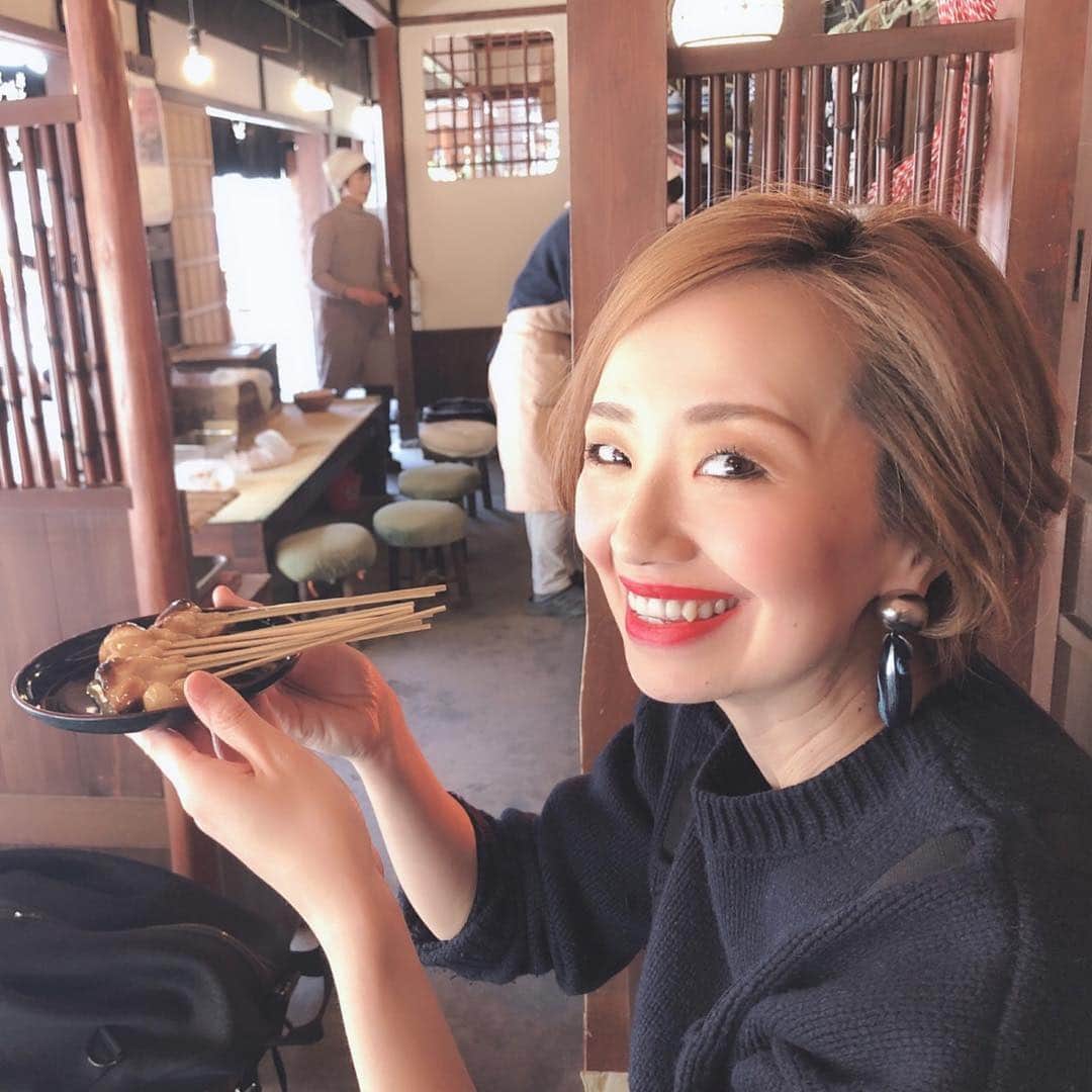 貴千碧のインスタグラム：「先日とてもお世話になっている方と京都へ✨ 学生の頃、日本史が1番好きだった私😆京都には私の大好きが沢山つまっているし、何度行っても新しい発見があります🌸 人生初の「あぶり餅」✨皆さん食べられた事ありますか⁇😍 京都観光に行かれる際は京都今宮神社の隣にある「かざりや」さんのあぶり餅、是非召し上がってみてください🍡🍡 めちゃ美味しいです🤩❤️ #幸せ#とある休日#歴史#古都#京都#かざりや さんの#あぶり餅 #絶品#ぶらり旅#心身の癒し 4枚目の写真…私も写ってるけど逆光すぎ🤣」