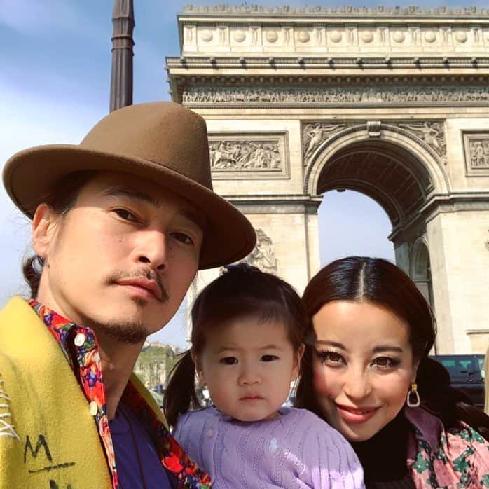 PINKYのインスタグラム：「Bonjour Paris🇫🇷 . パリに来ました🌞✨ ・・・ ・・・ #love #happy #family #babygirl  #momlife #mamalife #husbandandwife #parentslife #paris #arcdetriumph」