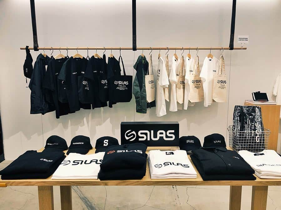 DEppaさんのインスタグラム写真 - (DEppaInstagram)「. #SILAS のポップアップイベントが #StylesDAIKANYAMA にて開催中！ と言うことで、僕も本日行ってきました〜✨ 期間限定とはいえ SILASのストア化に感激！ いつも愛用しているので思い入れ強し！w 誰でも気軽に行けるので、お時間がある方は 是非遊びに行ってみて下さいね〜✨ 開催期間は2019年4月21日(日)まで★ (東京都渋谷区猿楽町11-8メゾン代官山1F) . #SILAS #silasandmaria #サイラス #ビーズインターナショナル #代官山 #fashion #Happy #シクラメン #シクラ族 #サイラスの方がシクラ族の優しさに感激してました #music #live #song #love #Insta #follow #Likes #instagood #like4lik #followme #happy #picoftheday」4月10日 22時04分 - deppa_shikuramen