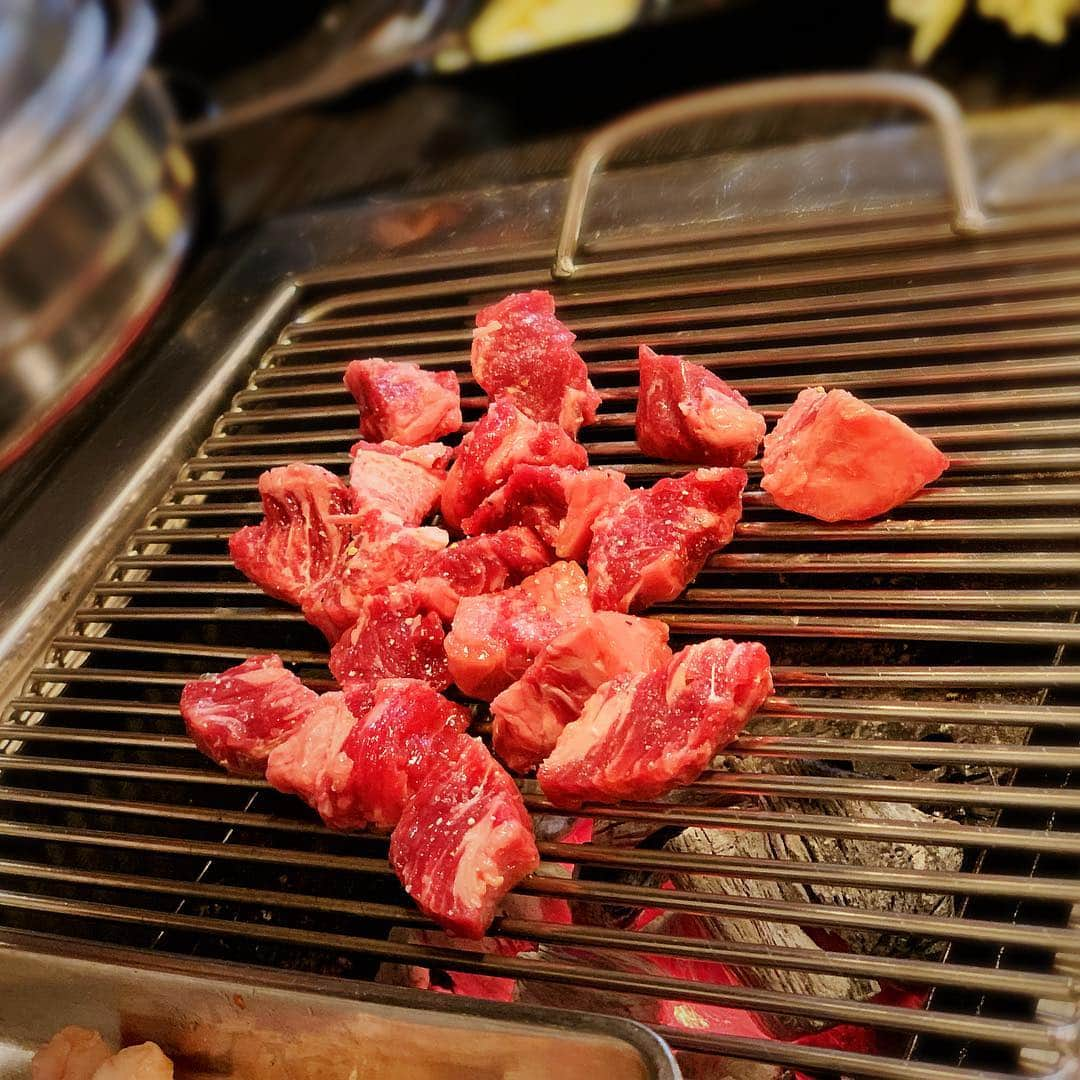 レヒョンさんのインスタグラム写真 - (レヒョンInstagram)「운동하고..소먹고..장어먹고..나는야 천하장사💪 맛있는거 많이 드시고 건강하세요💕 #헬스 #start #너무 #힘들다 #소고기 #장어 #먹방 #먹스타그램 #super #power #sr휘트니스 #comeon」4月10日 22時05分 - raehyun68